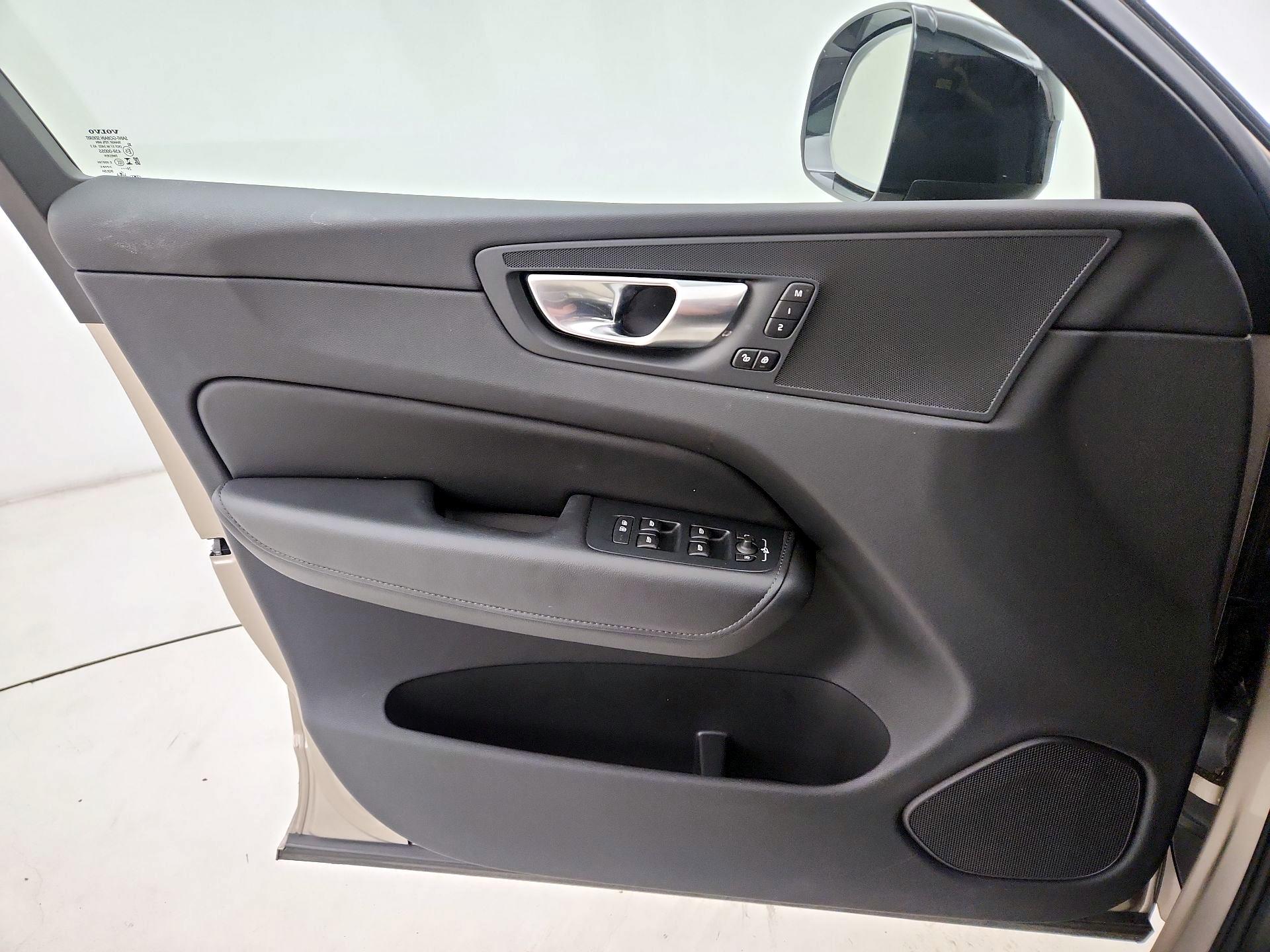 Thumbnail: 2025 Volvo XC60 - 12