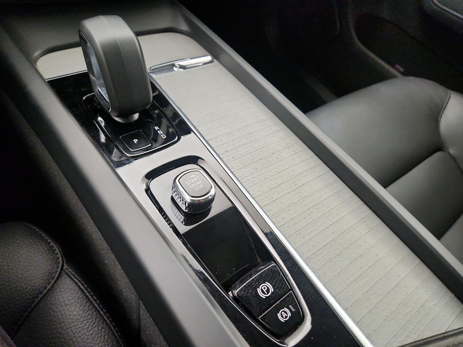 Thumbnail: 2025 Volvo XC60 - 16