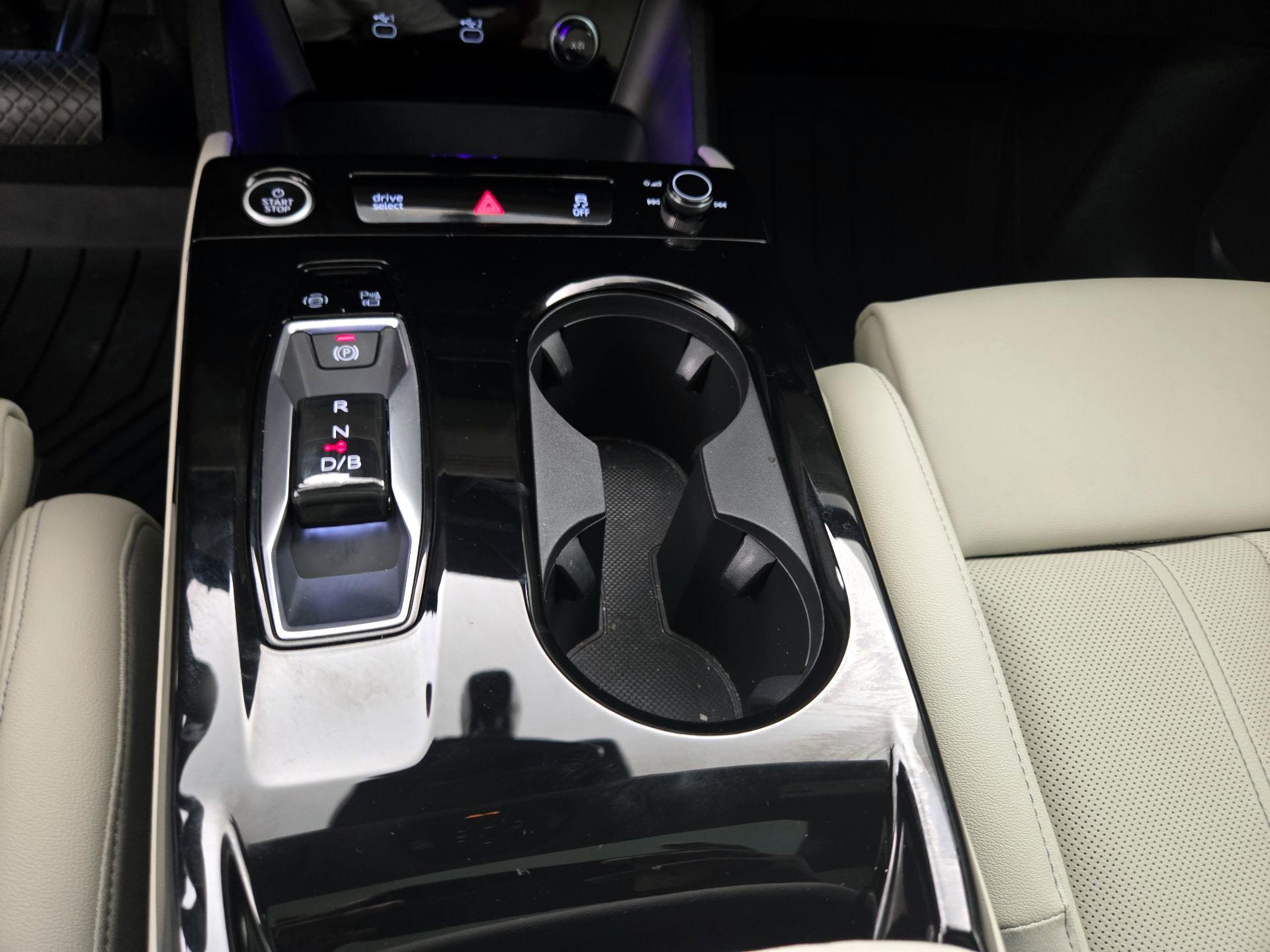 Thumbnail: 2025 Audi Q6 e-tron - 17