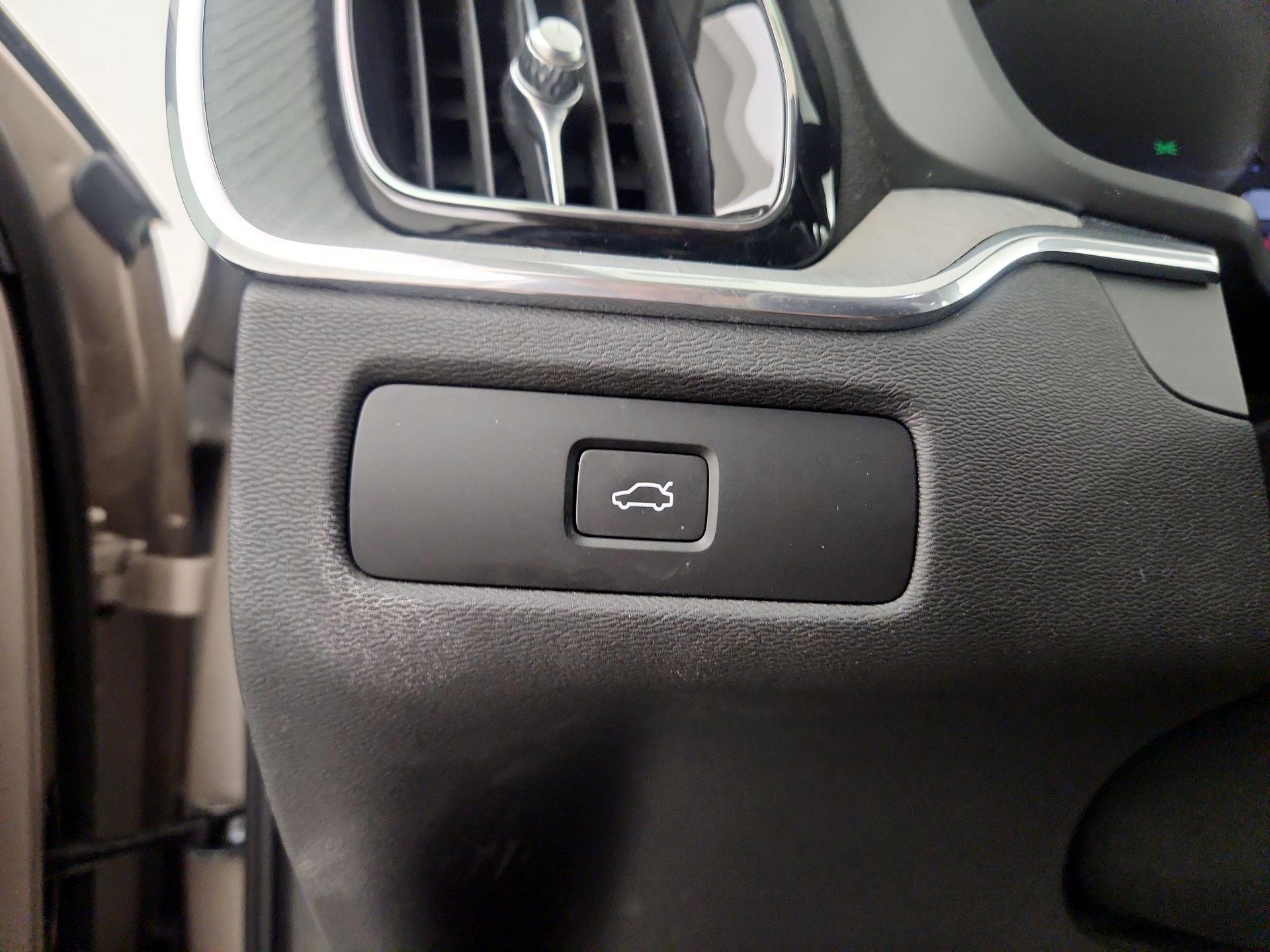 Thumbnail: 2025 Volvo XC60 - 13