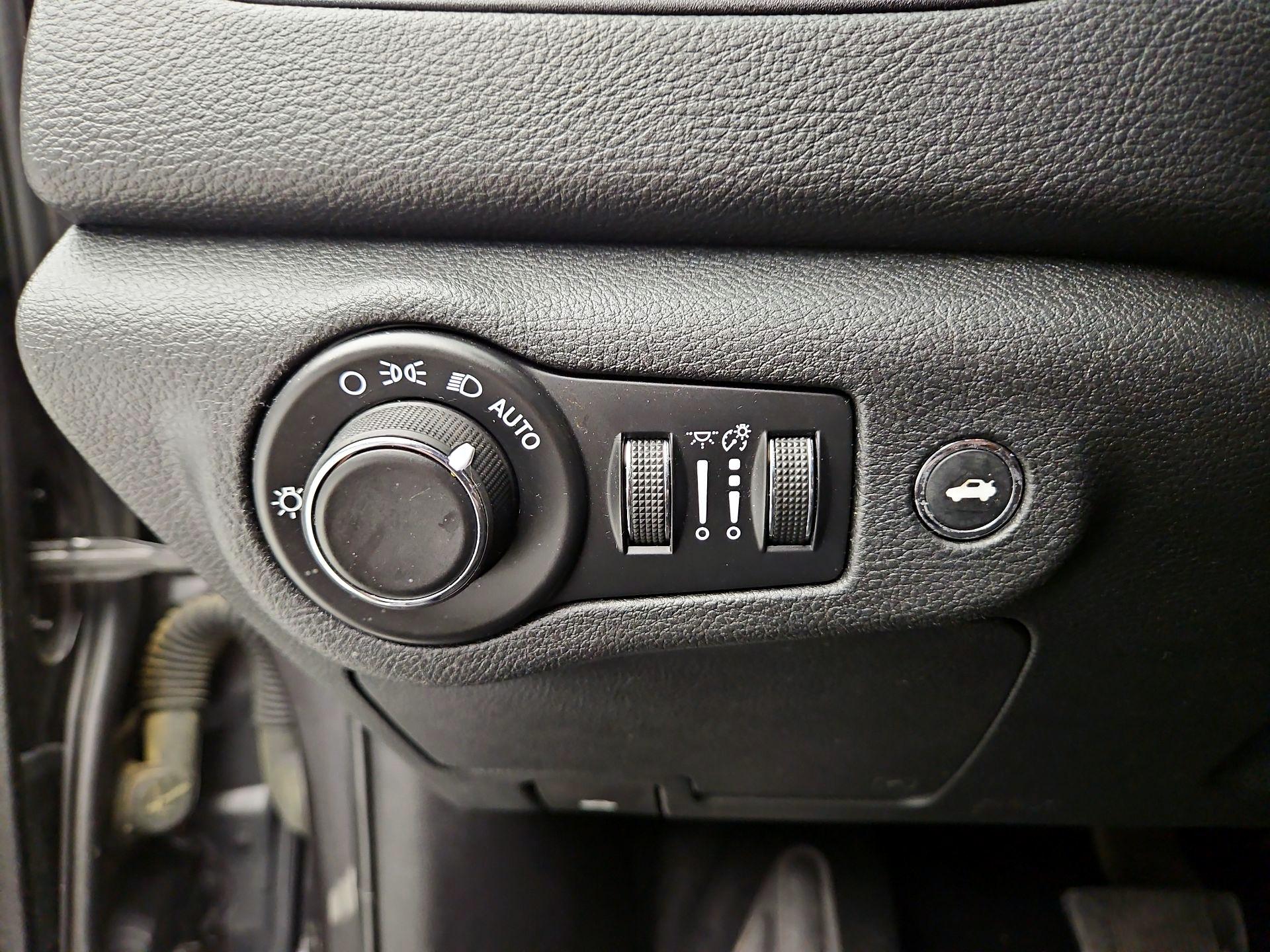 Thumbnail: 2016 Chrysler 200 - 13