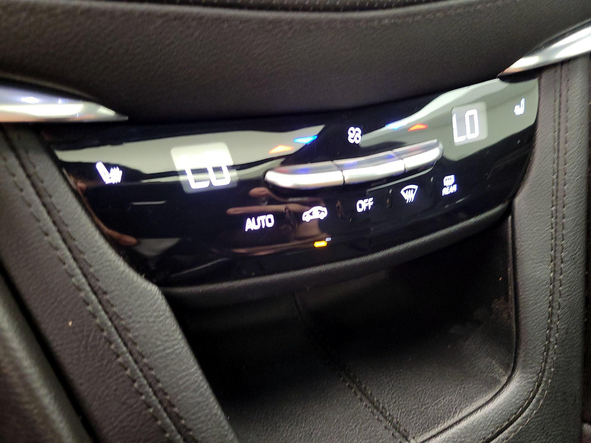 Thumbnail: 2021 Cadillac XT6 - 16