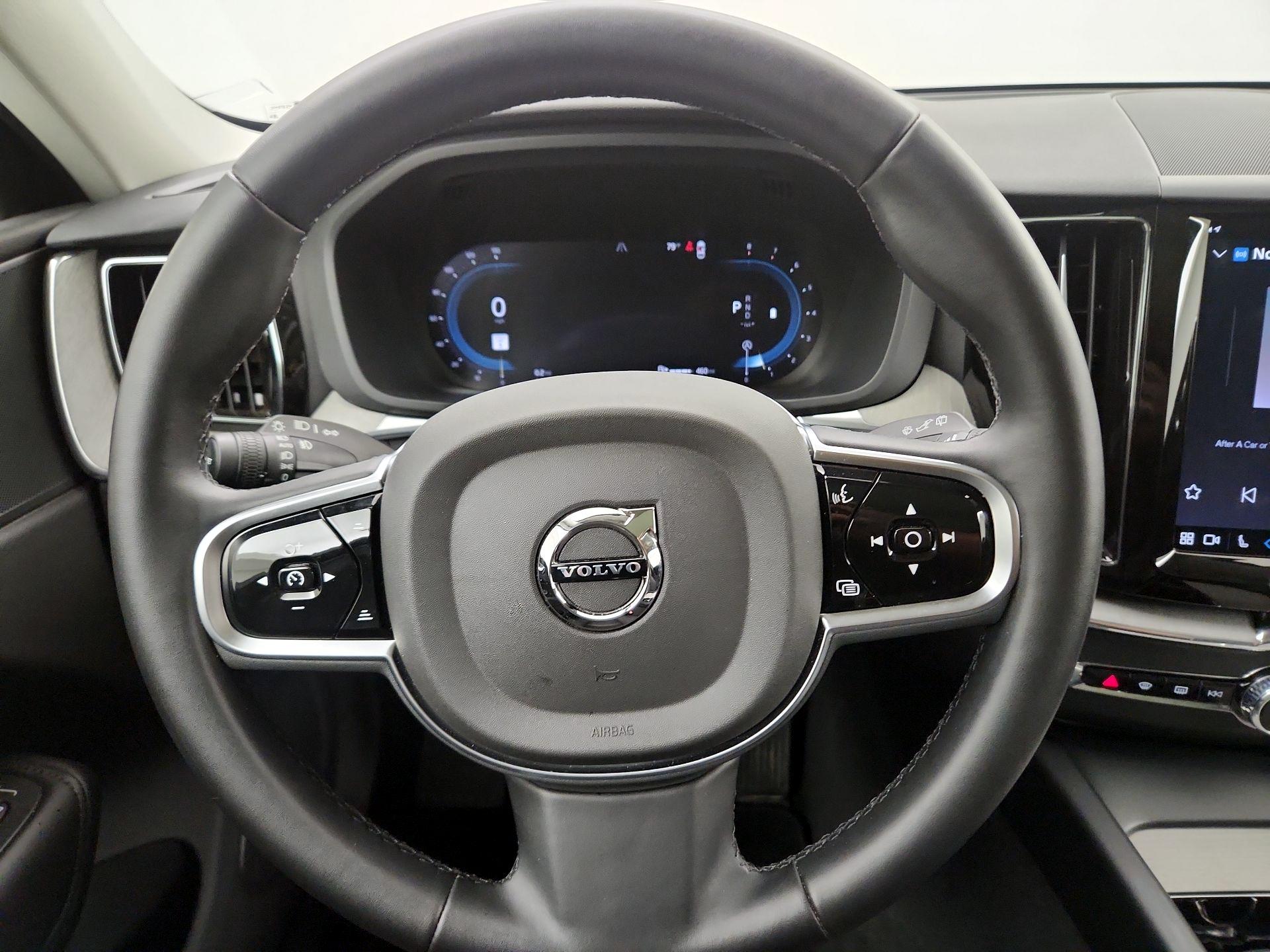 Thumbnail: 2025 Volvo XC60 - 10