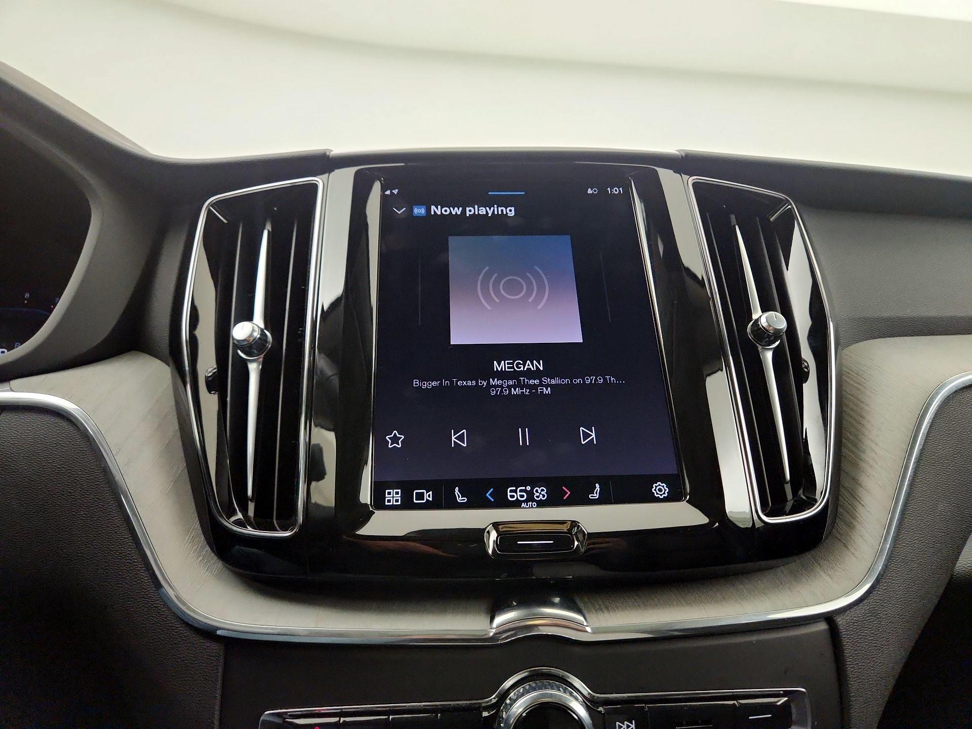 Thumbnail: 2025 Volvo XC60 - 13