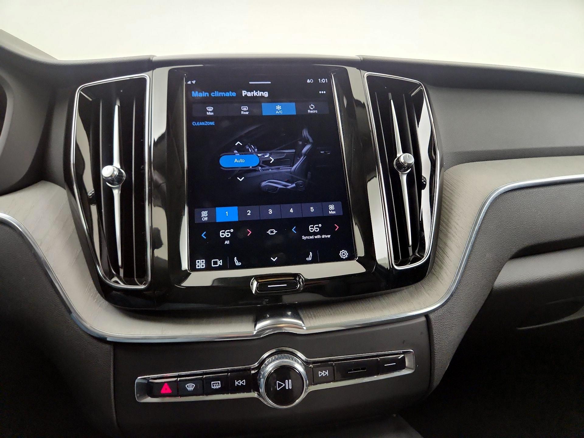 Thumbnail: 2025 Volvo XC60 - 14