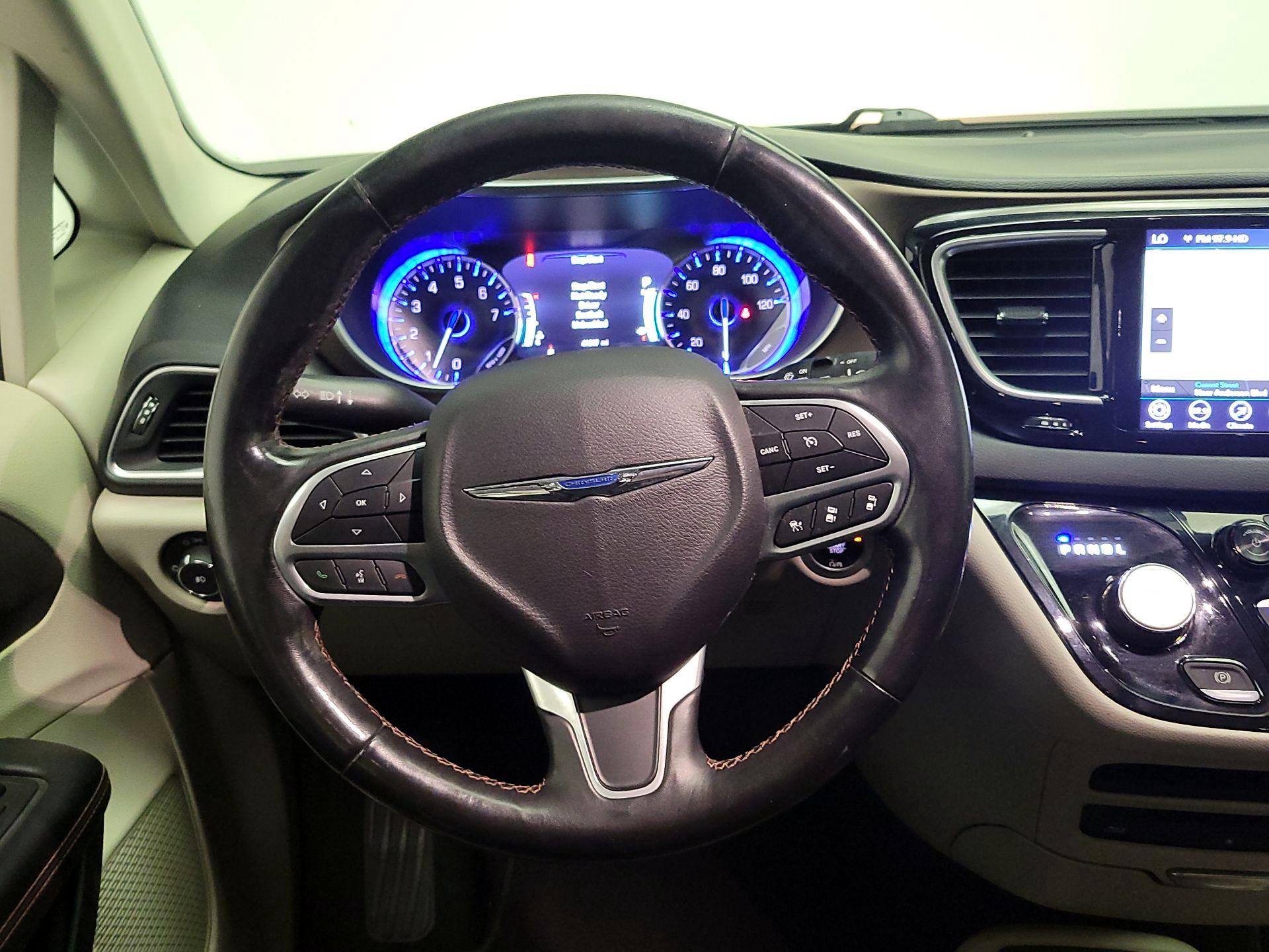 Thumbnail: 2019 Chrysler Pacifica - 10