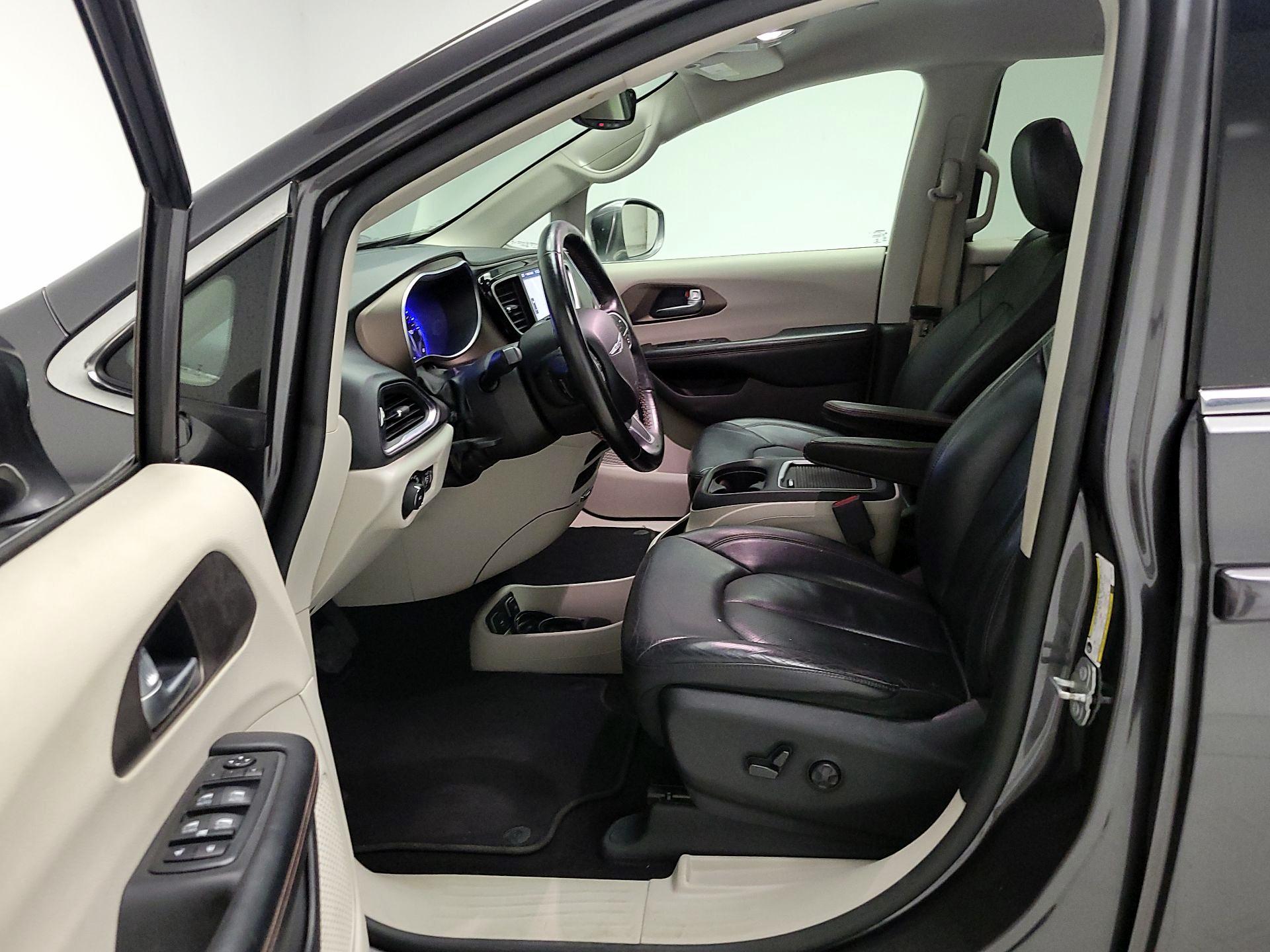 Thumbnail: 2019 Chrysler Pacifica - 11