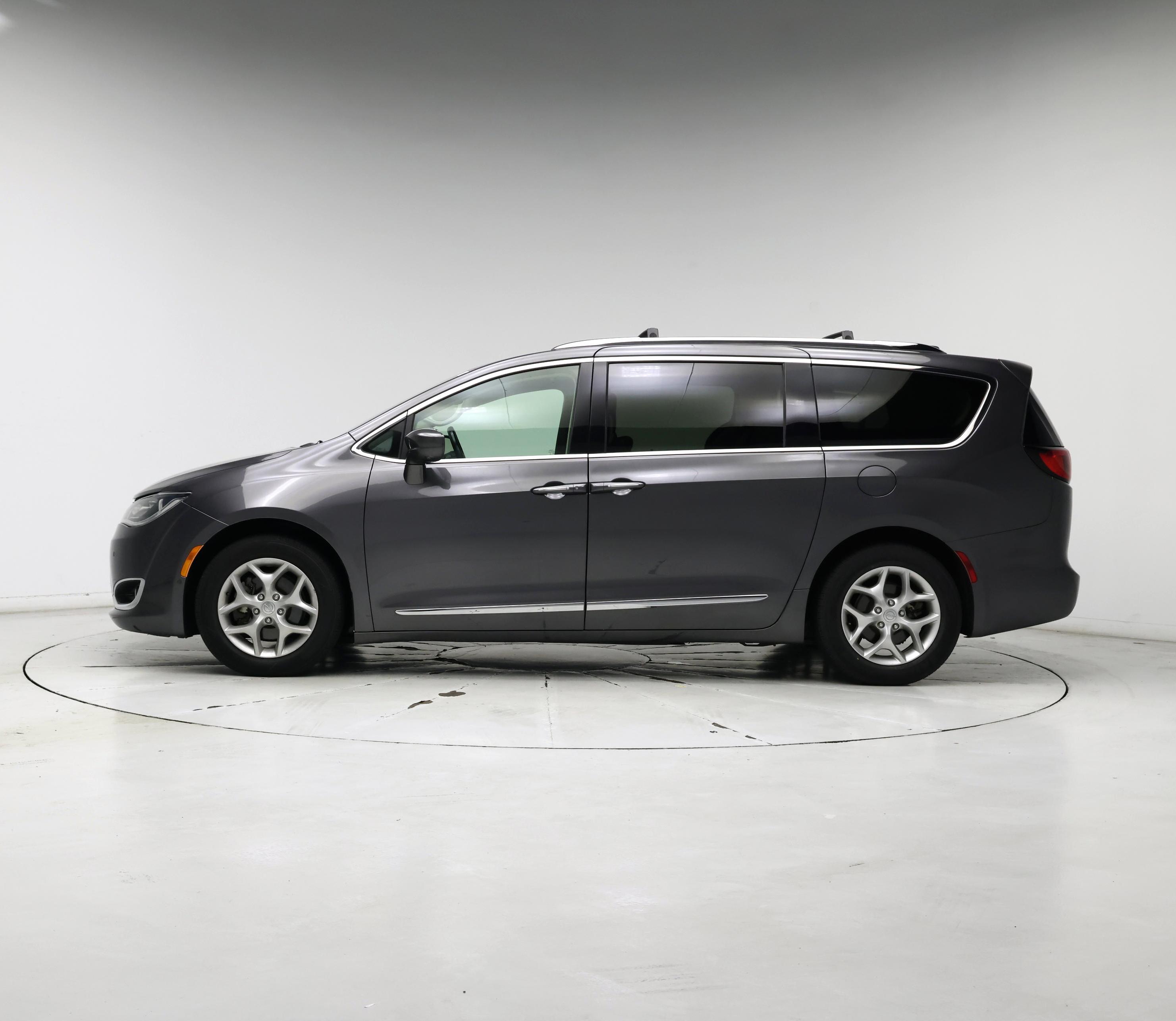 Thumbnail: 2019 Chrysler Pacifica - 3