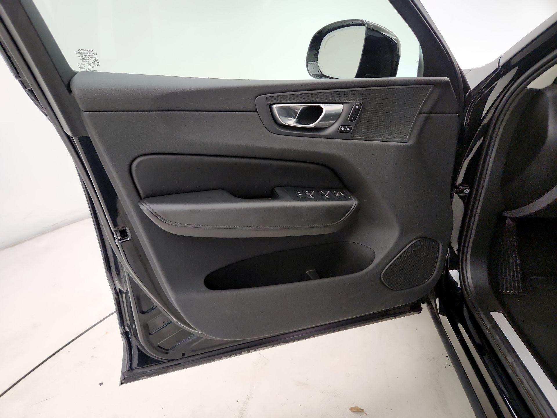 Thumbnail: 2025 Volvo XC60 - 12