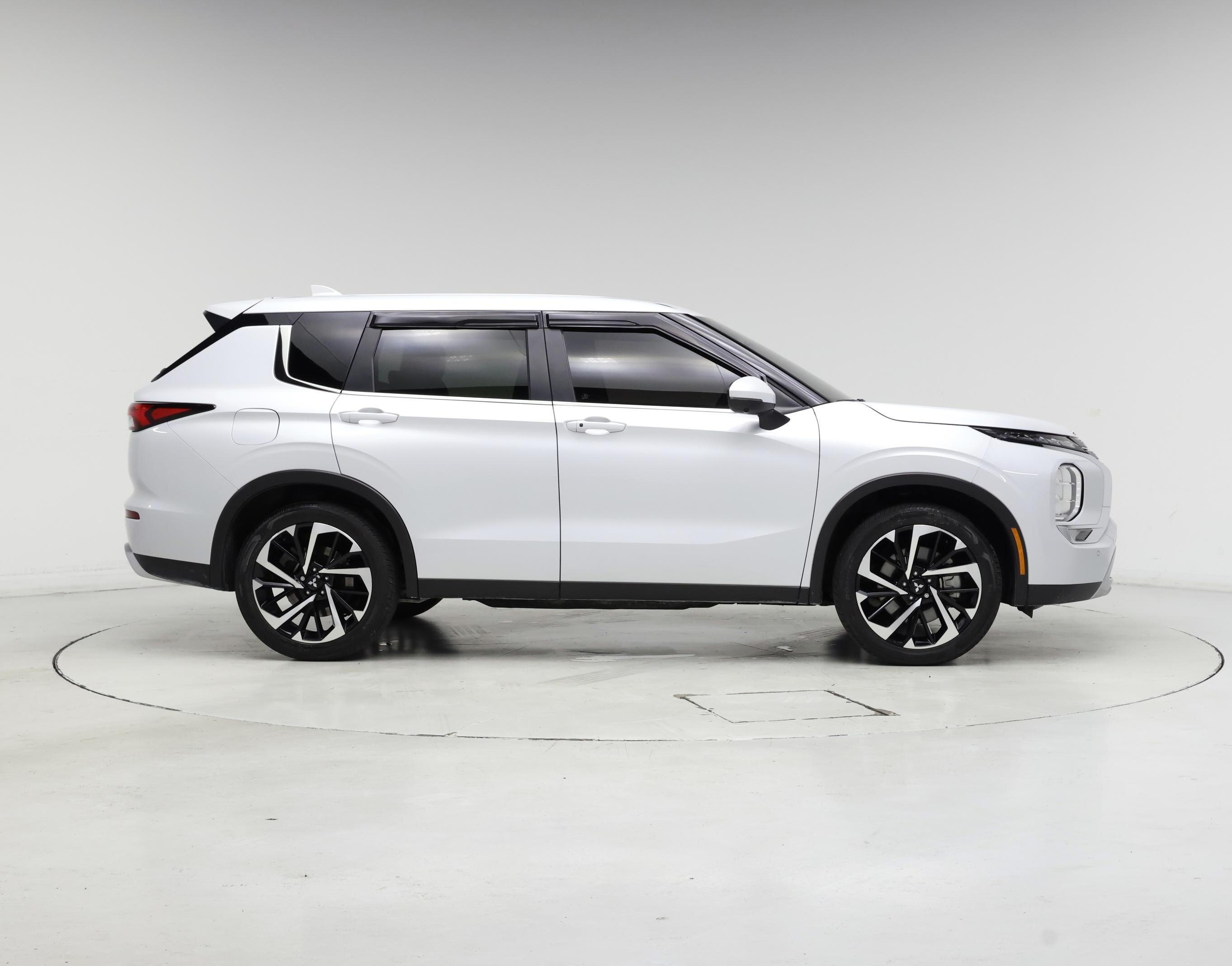 Thumbnail: 2024 Mitsubishi Outlander - 7