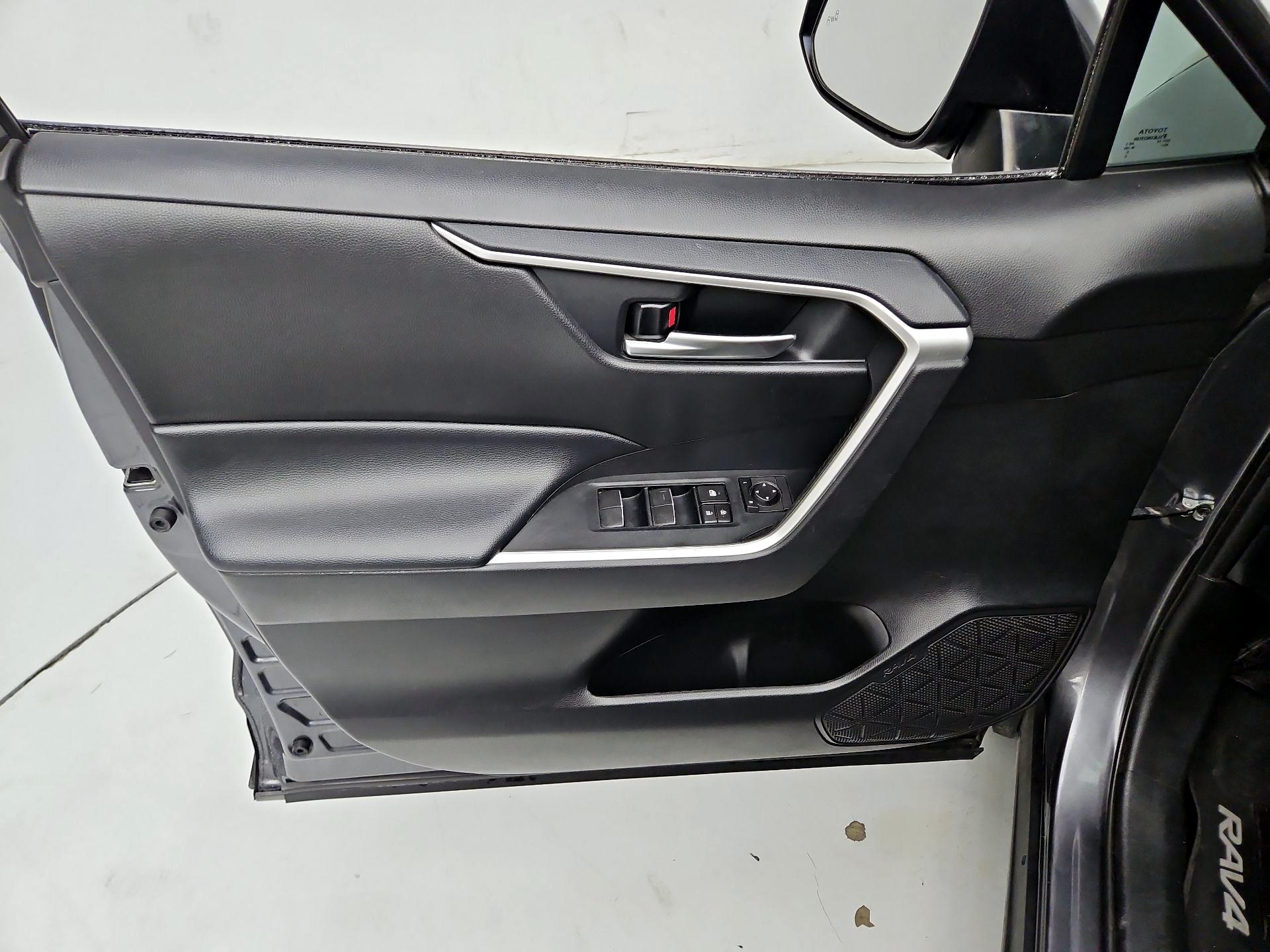 Thumbnail: 2020 Toyota RAV4 - 12