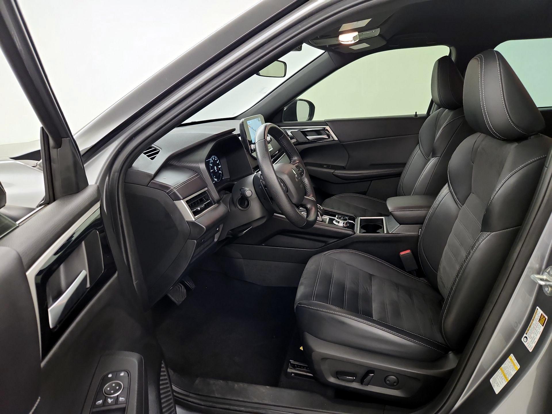 Thumbnail: 2023 Mitsubishi Outlander - 11