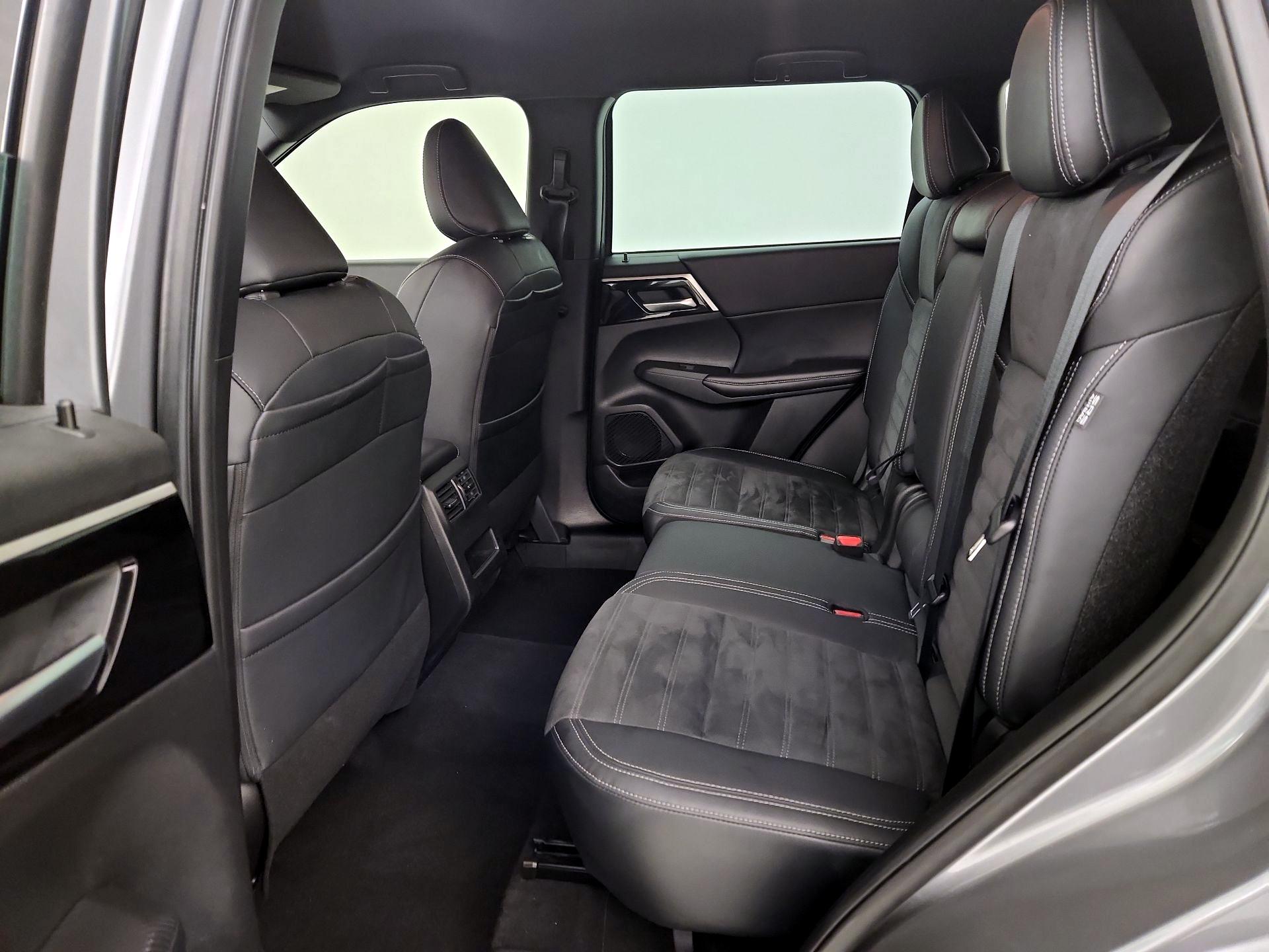 Thumbnail: 2023 Mitsubishi Outlander - 20