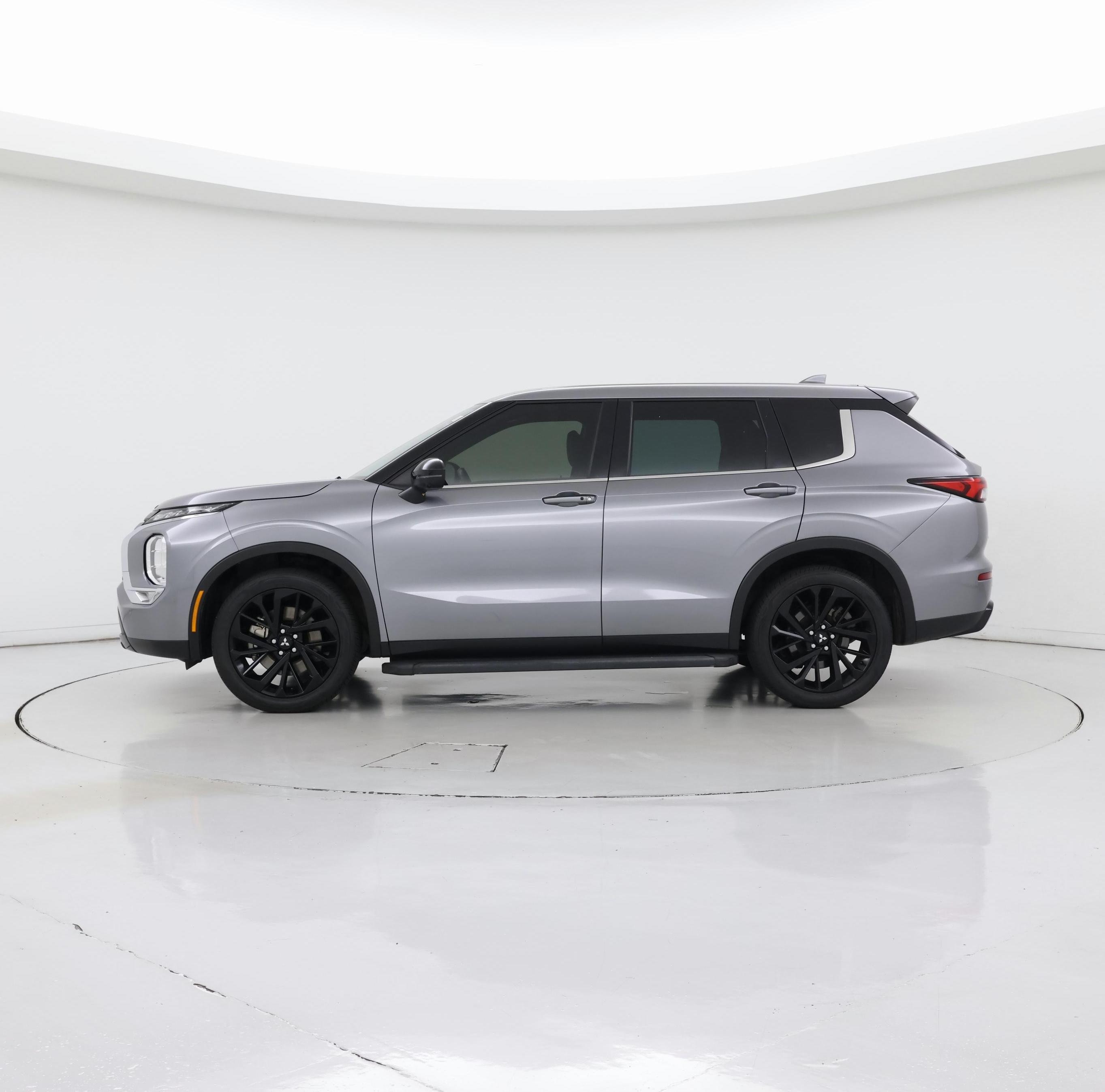 Thumbnail: 2023 Mitsubishi Outlander - 3