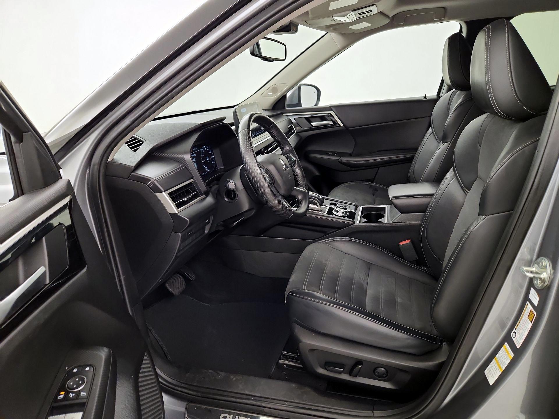 Thumbnail: 2023 Mitsubishi Outlander - 11