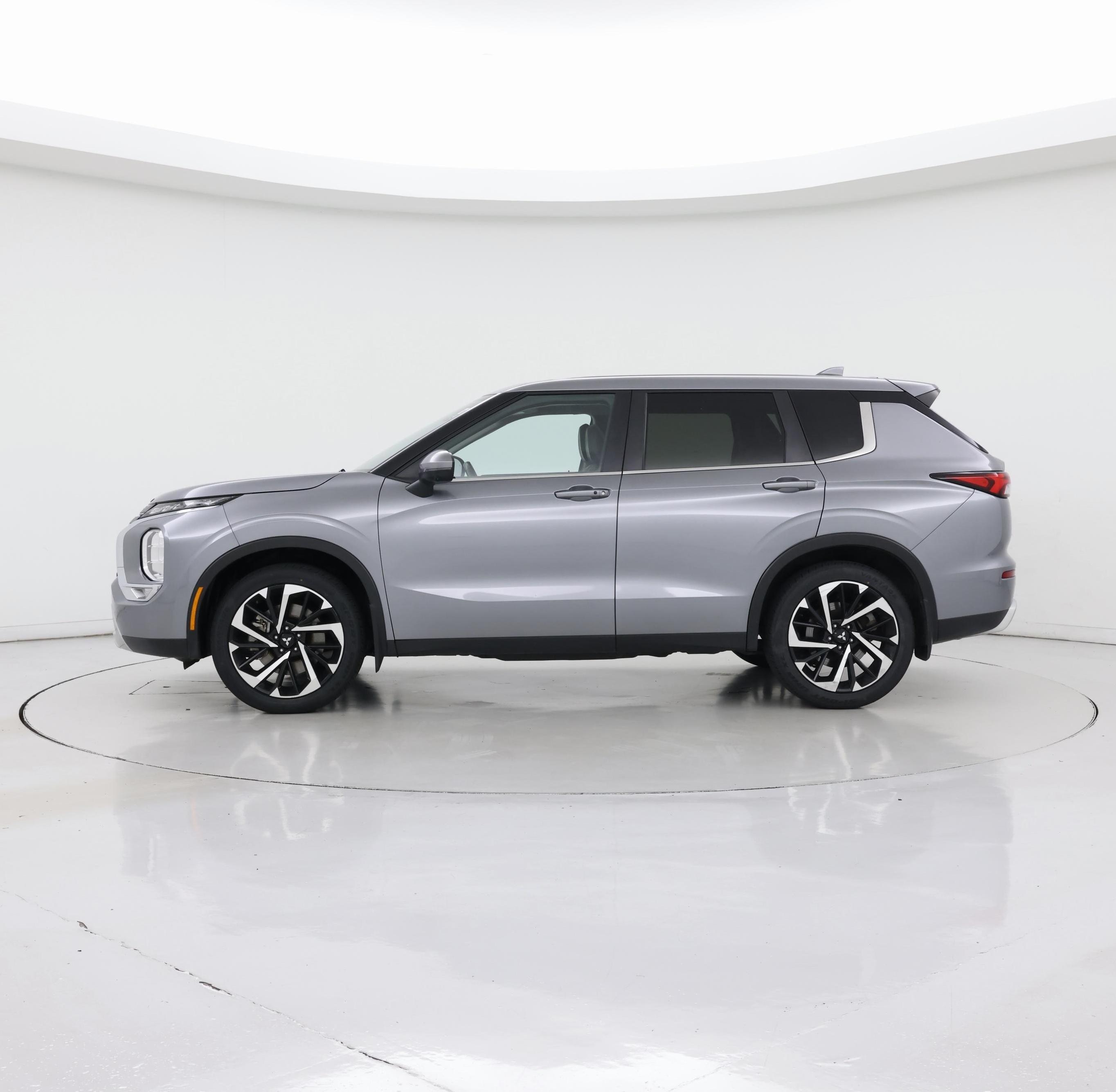 Thumbnail: 2023 Mitsubishi Outlander - 3