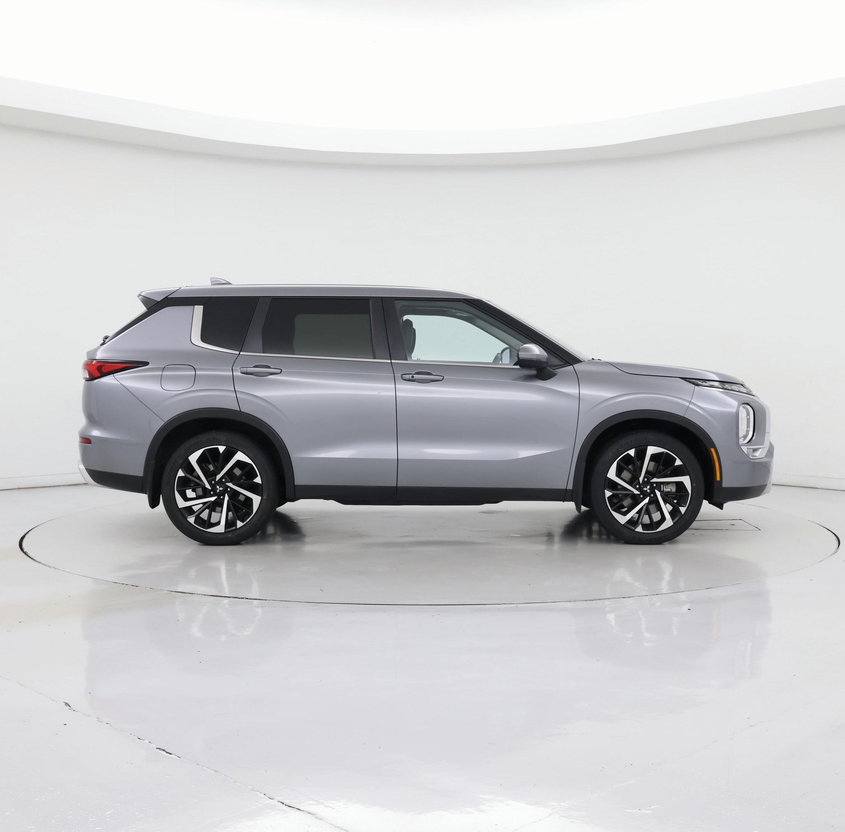 Thumbnail: 2023 Mitsubishi Outlander - 7