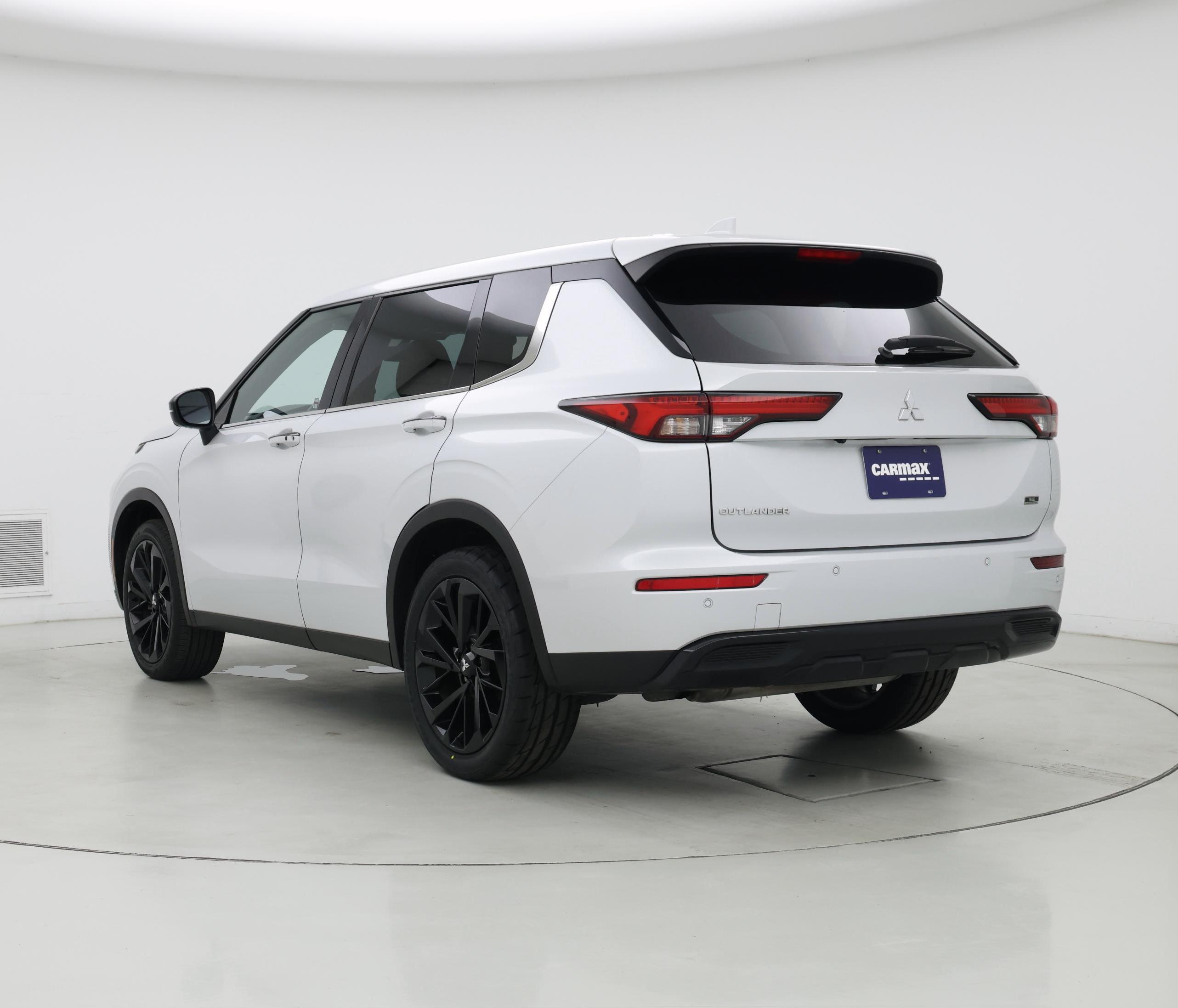 Thumbnail: 2023 Mitsubishi Outlander - 2