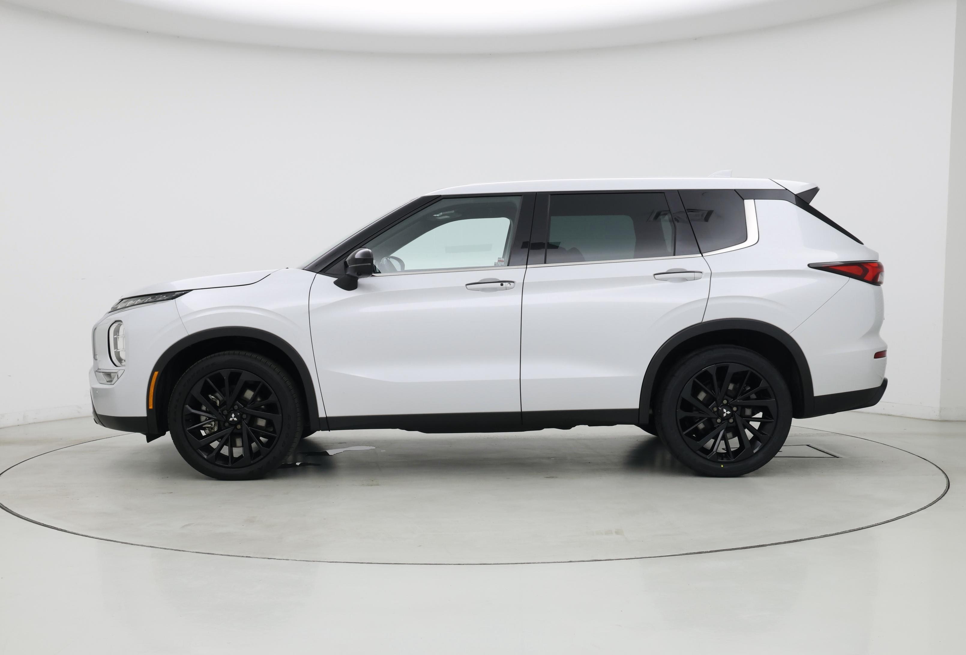 Thumbnail: 2023 Mitsubishi Outlander - 3