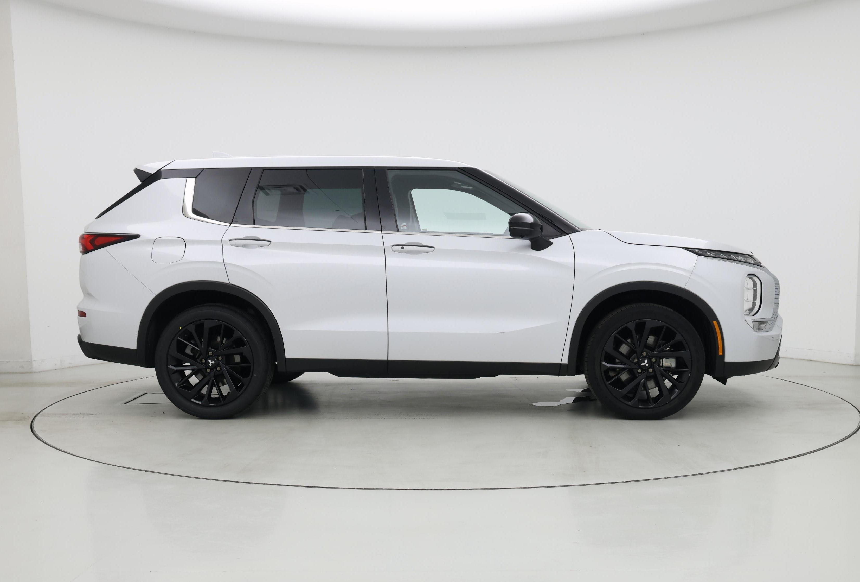 Thumbnail: 2023 Mitsubishi Outlander - 7