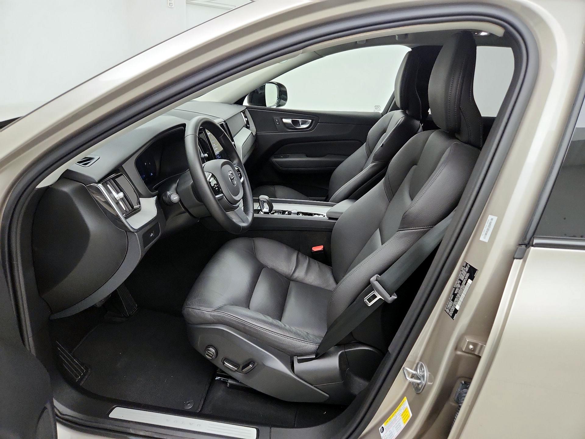 Thumbnail: 2025 Volvo XC60 - 11