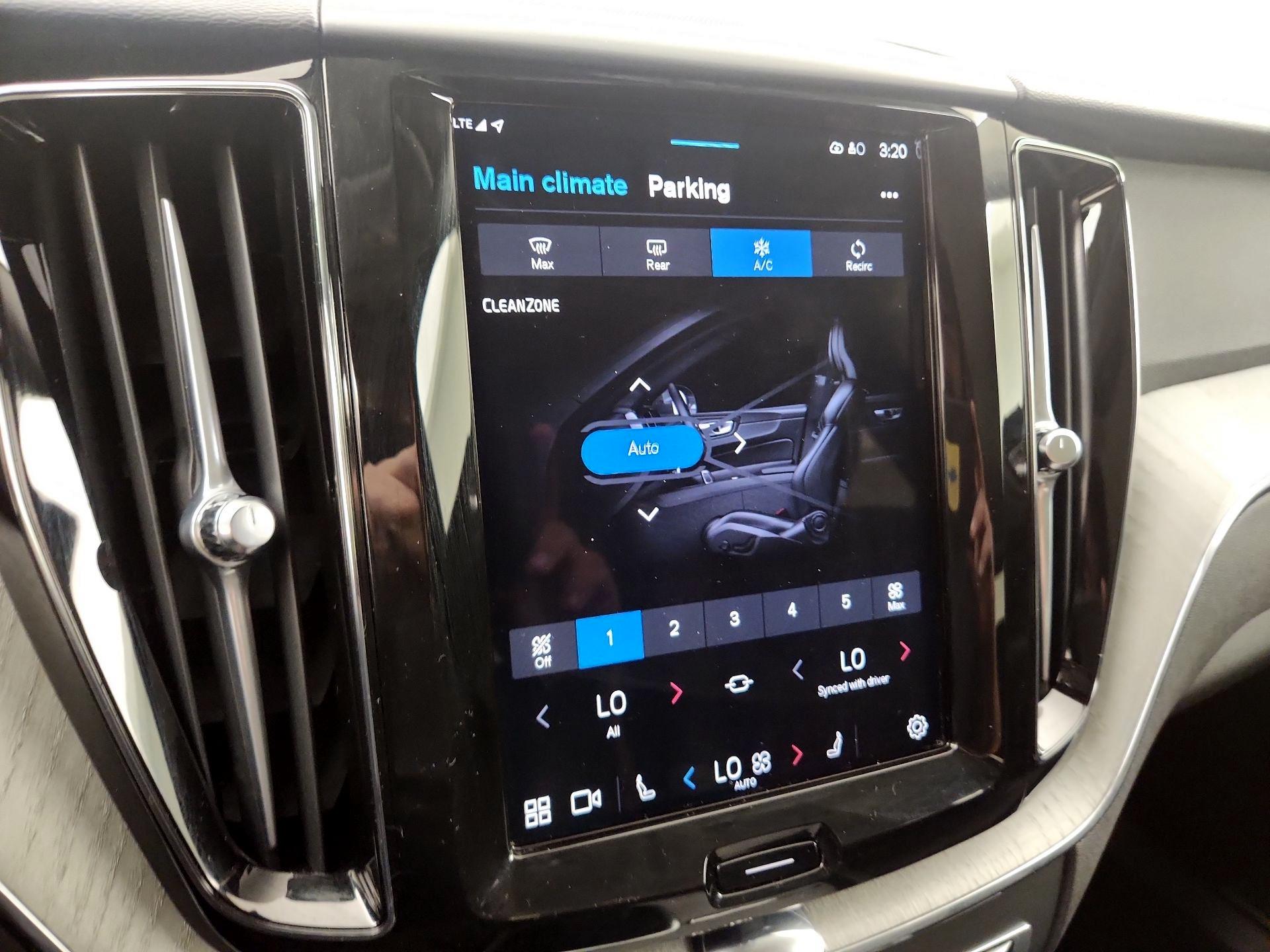 Thumbnail: 2025 Volvo XC60 - 15