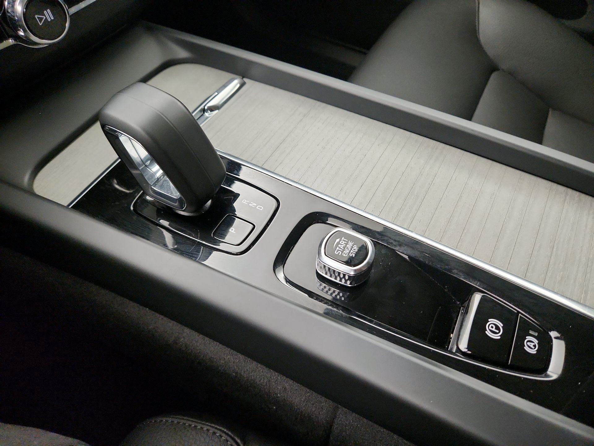Thumbnail: 2025 Volvo XC60 - 16
