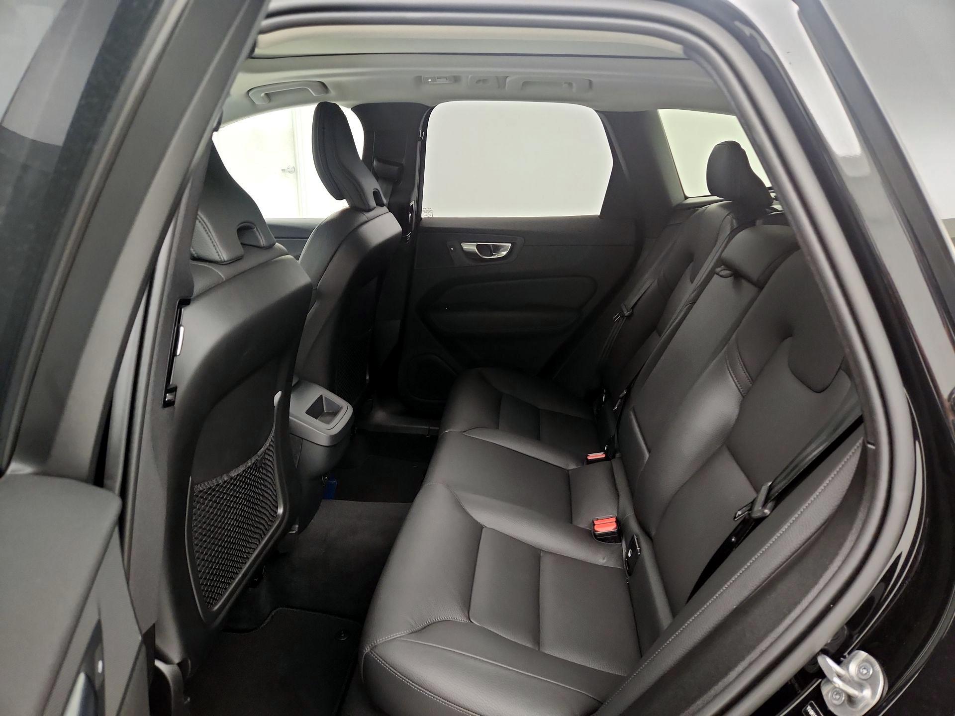 Thumbnail: 2025 Volvo XC60 - 17