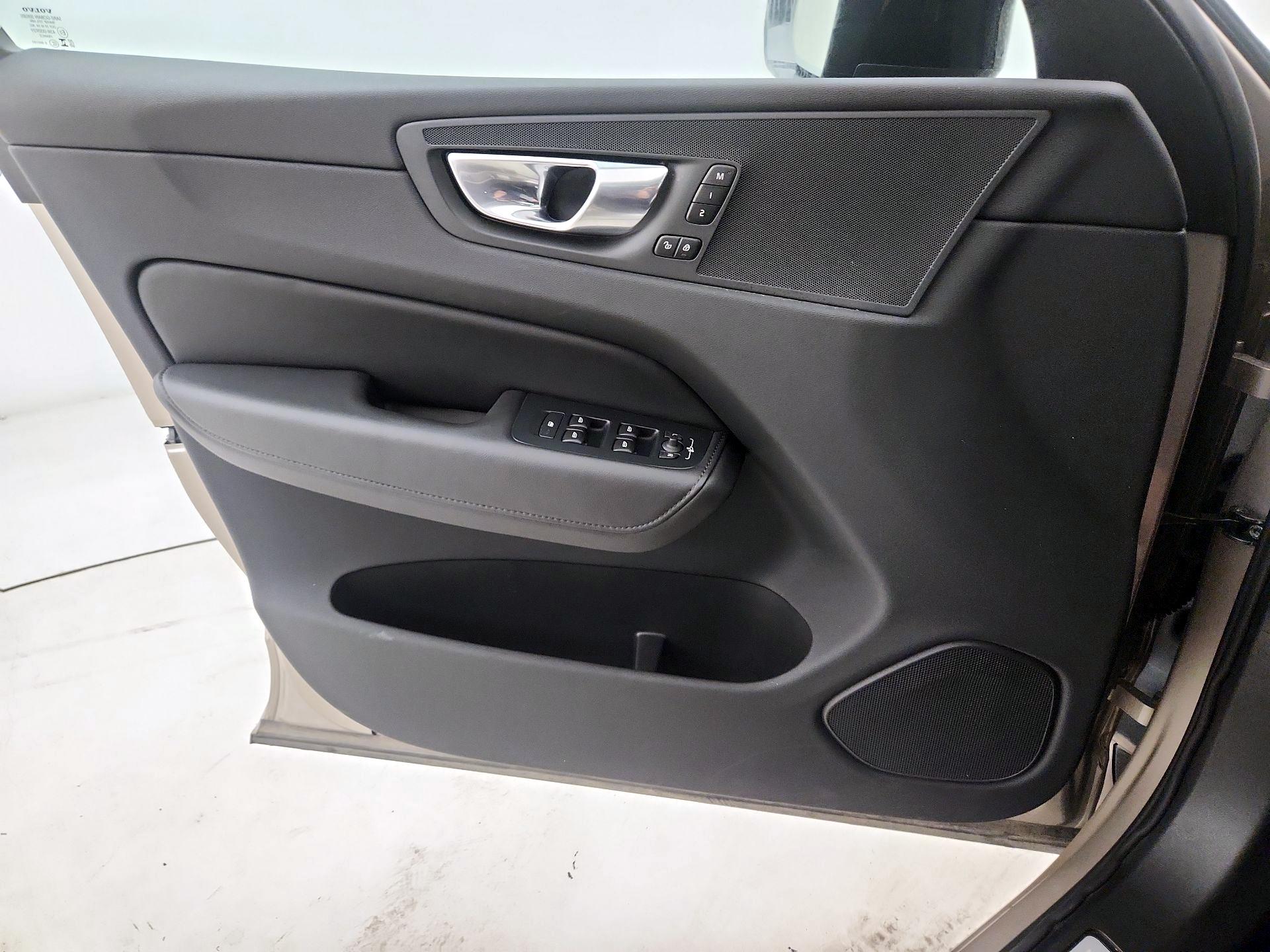 Thumbnail: 2025 Volvo XC60 - 12