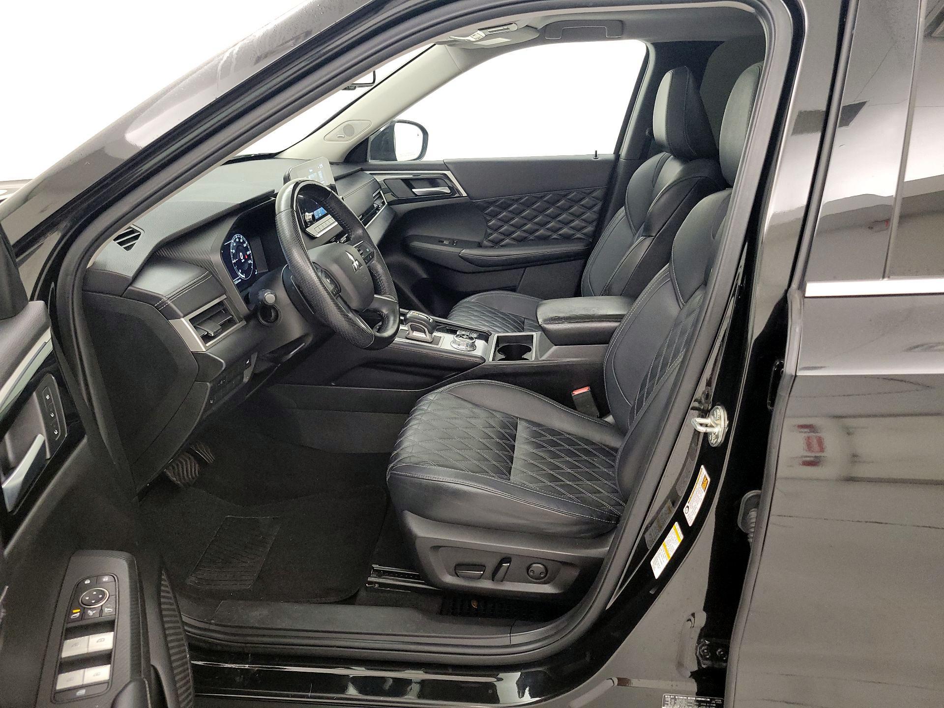 Thumbnail: 2023 Mitsubishi Outlander - 11