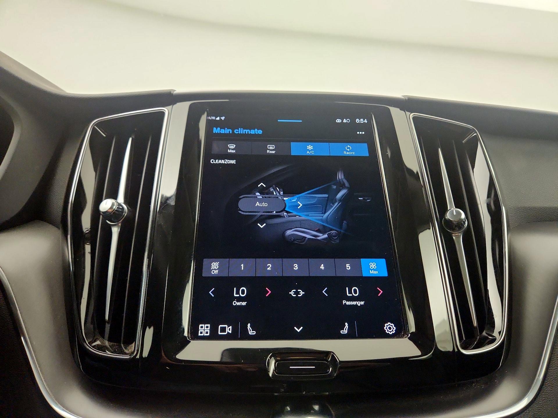 Thumbnail: 2025 Volvo XC60 - 14