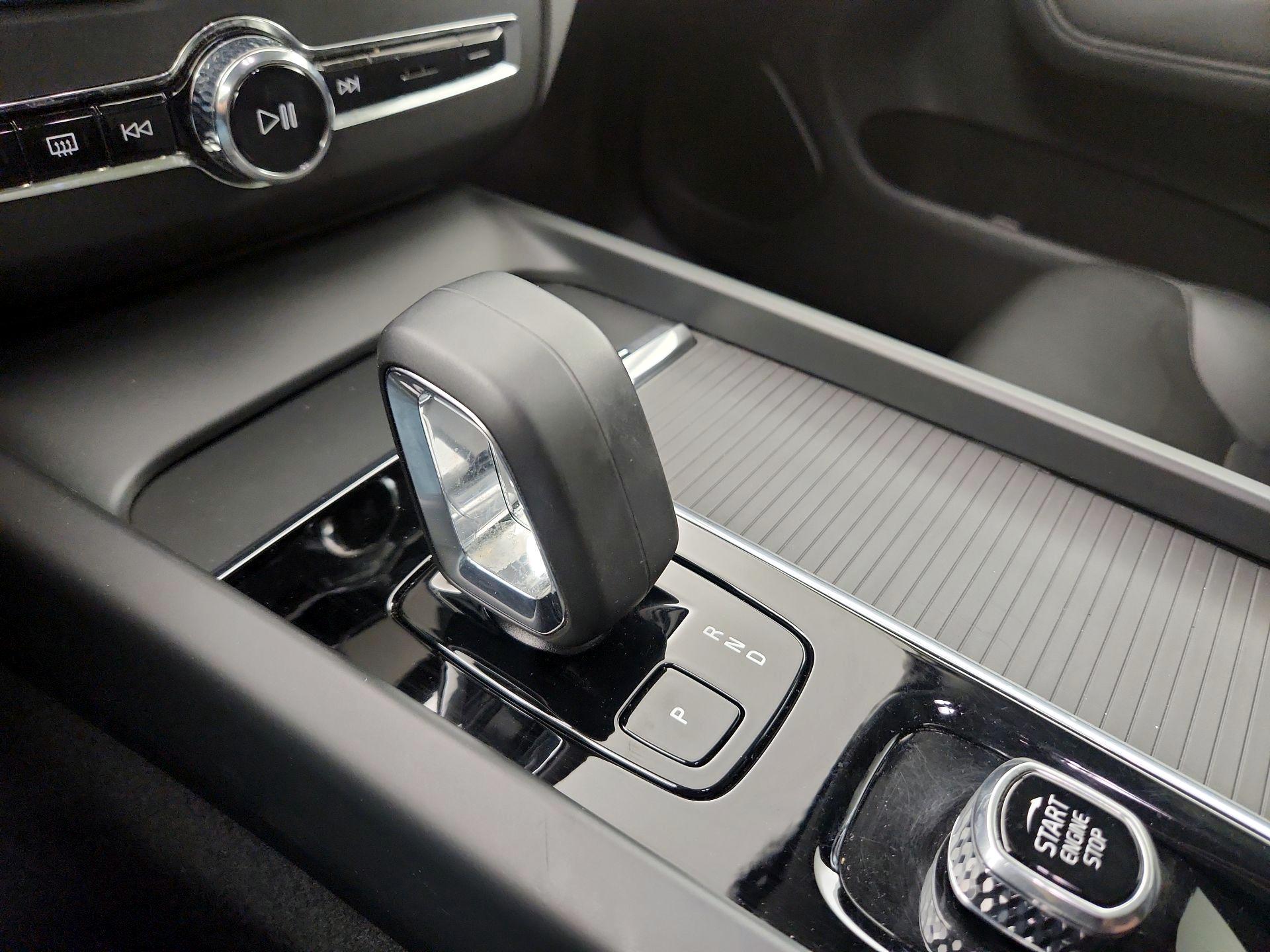 Thumbnail: 2025 Volvo XC60 - 15