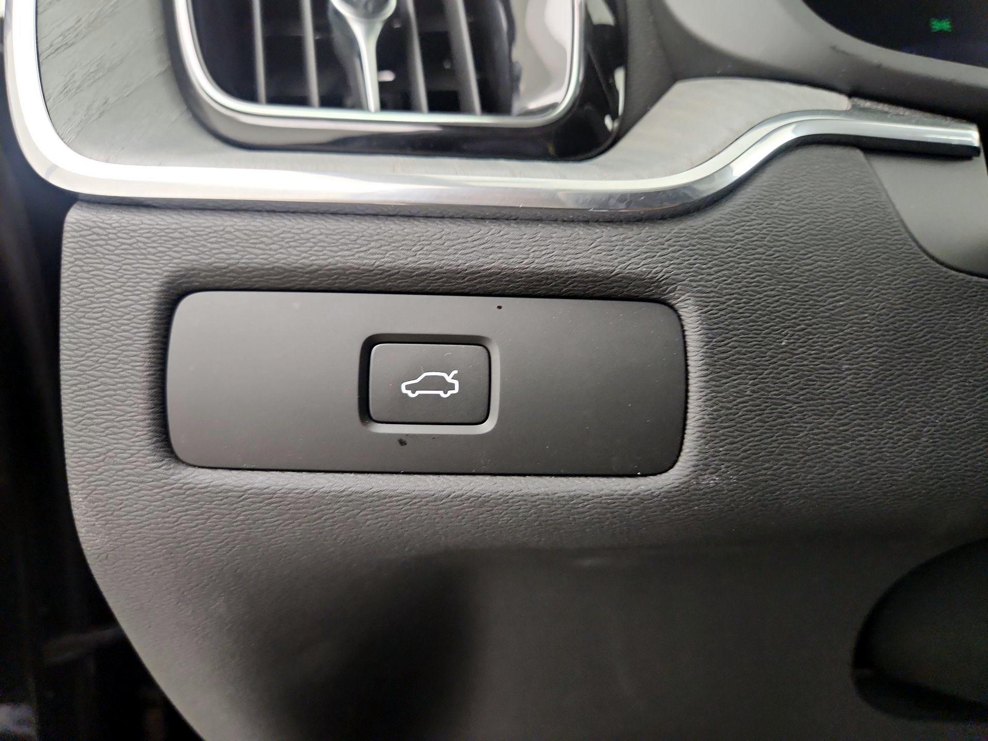 Thumbnail: 2025 Volvo XC60 - 13