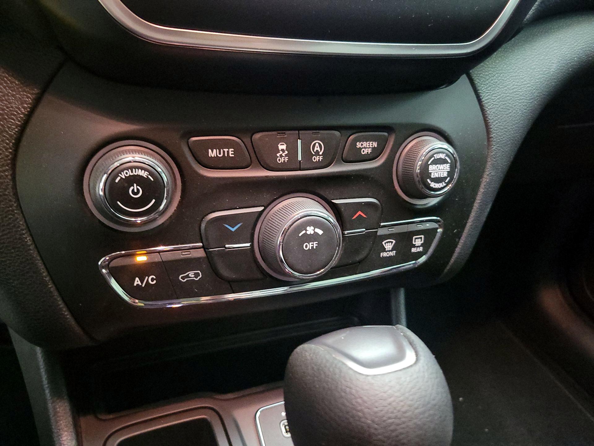 Thumbnail: 2020 Jeep Cherokee - 15
