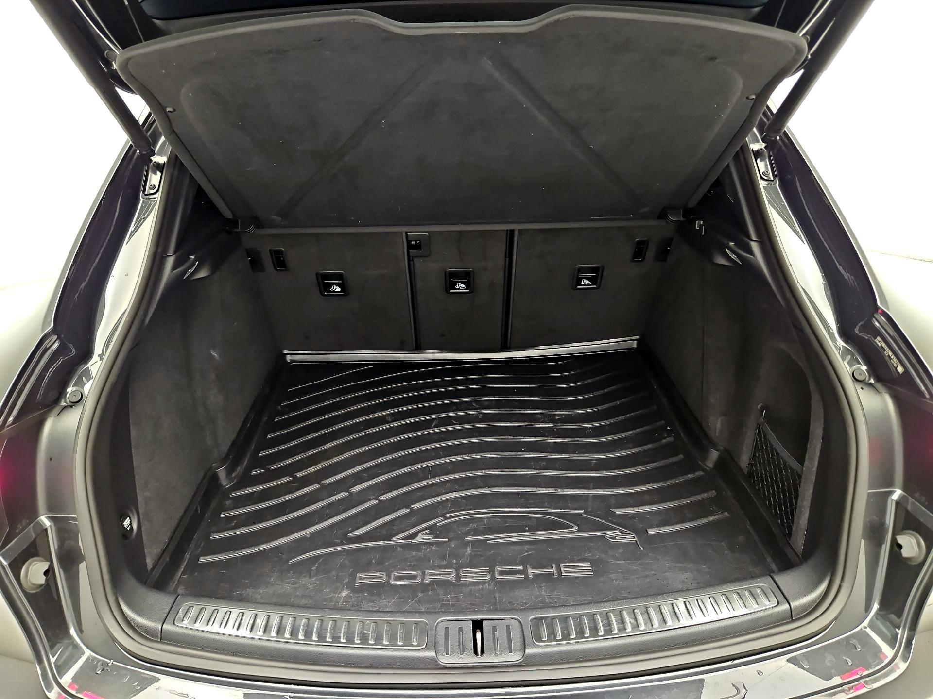 Thumbnail: 2021 Porsche Macan - 18