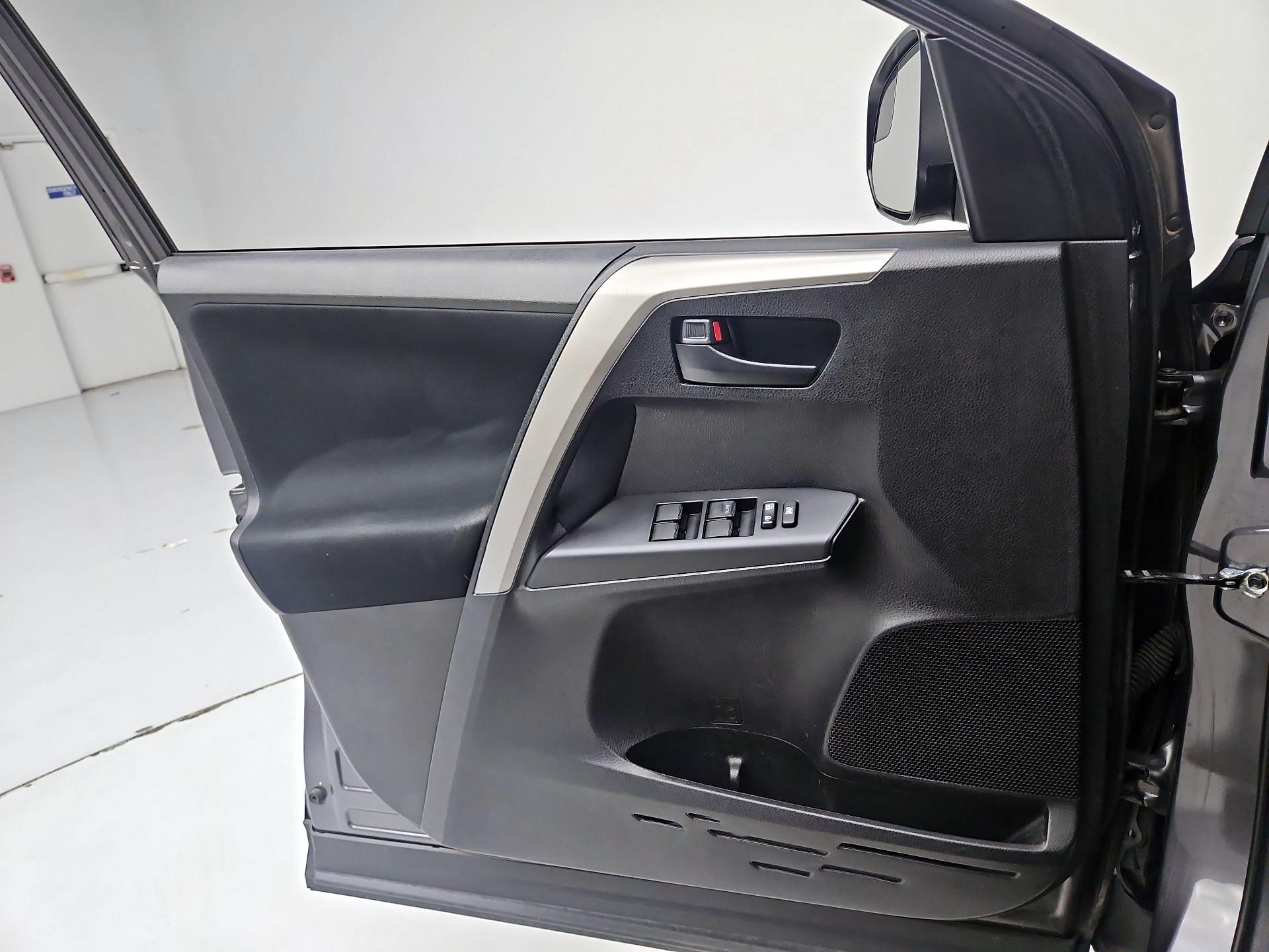 Thumbnail: 2016 Toyota RAV4 - 12