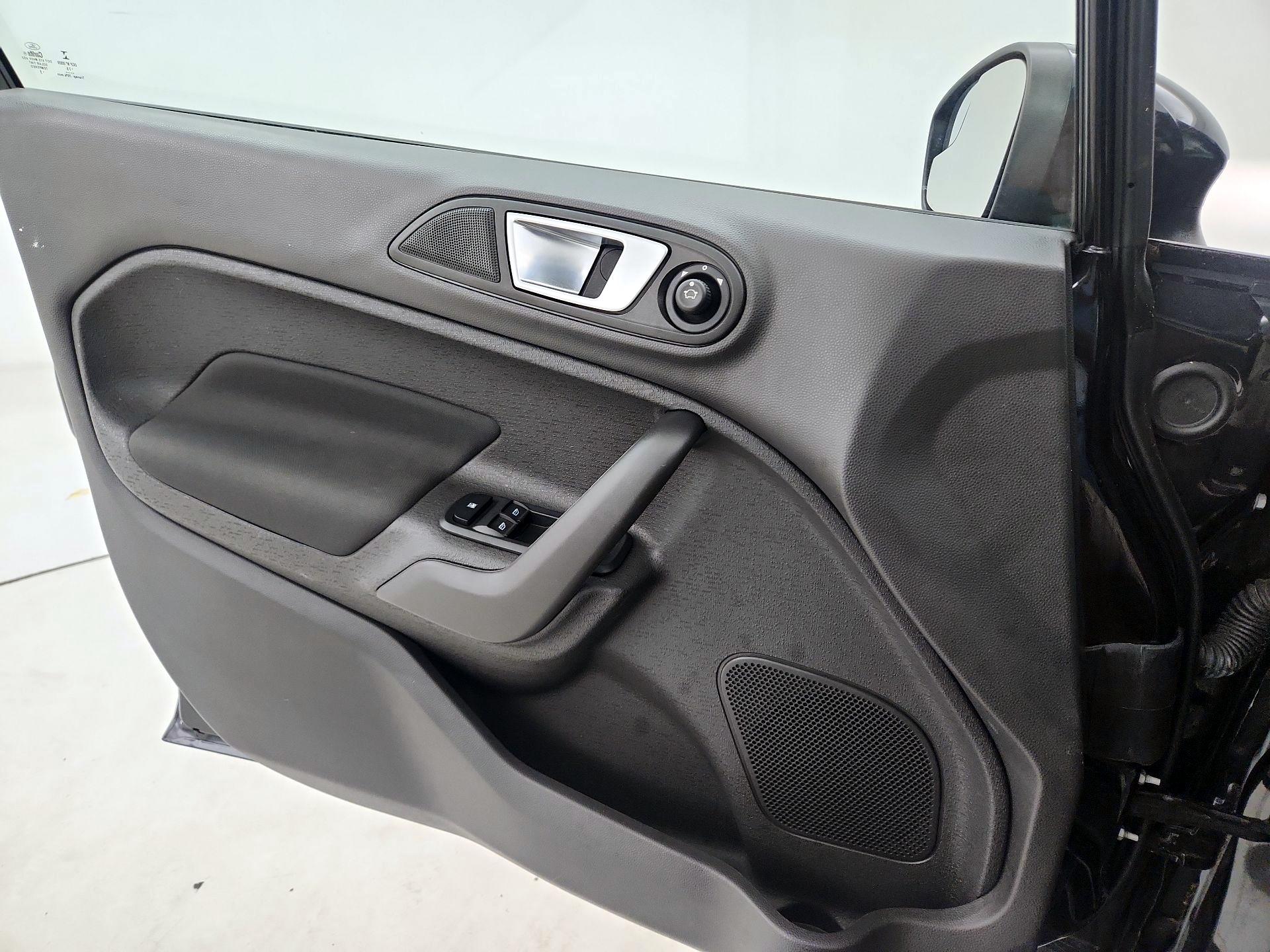 Thumbnail: 2015 Ford Fiesta - 12