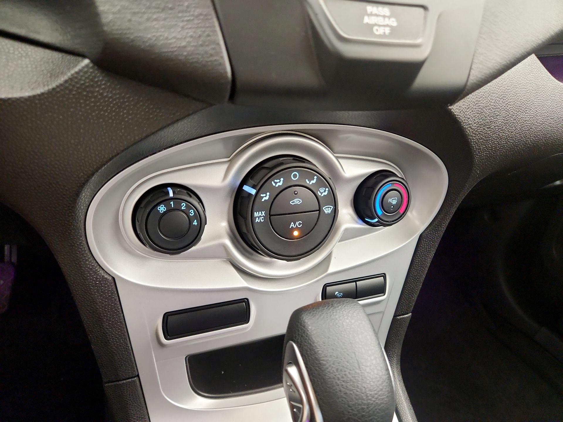 Thumbnail: 2015 Ford Fiesta - 15