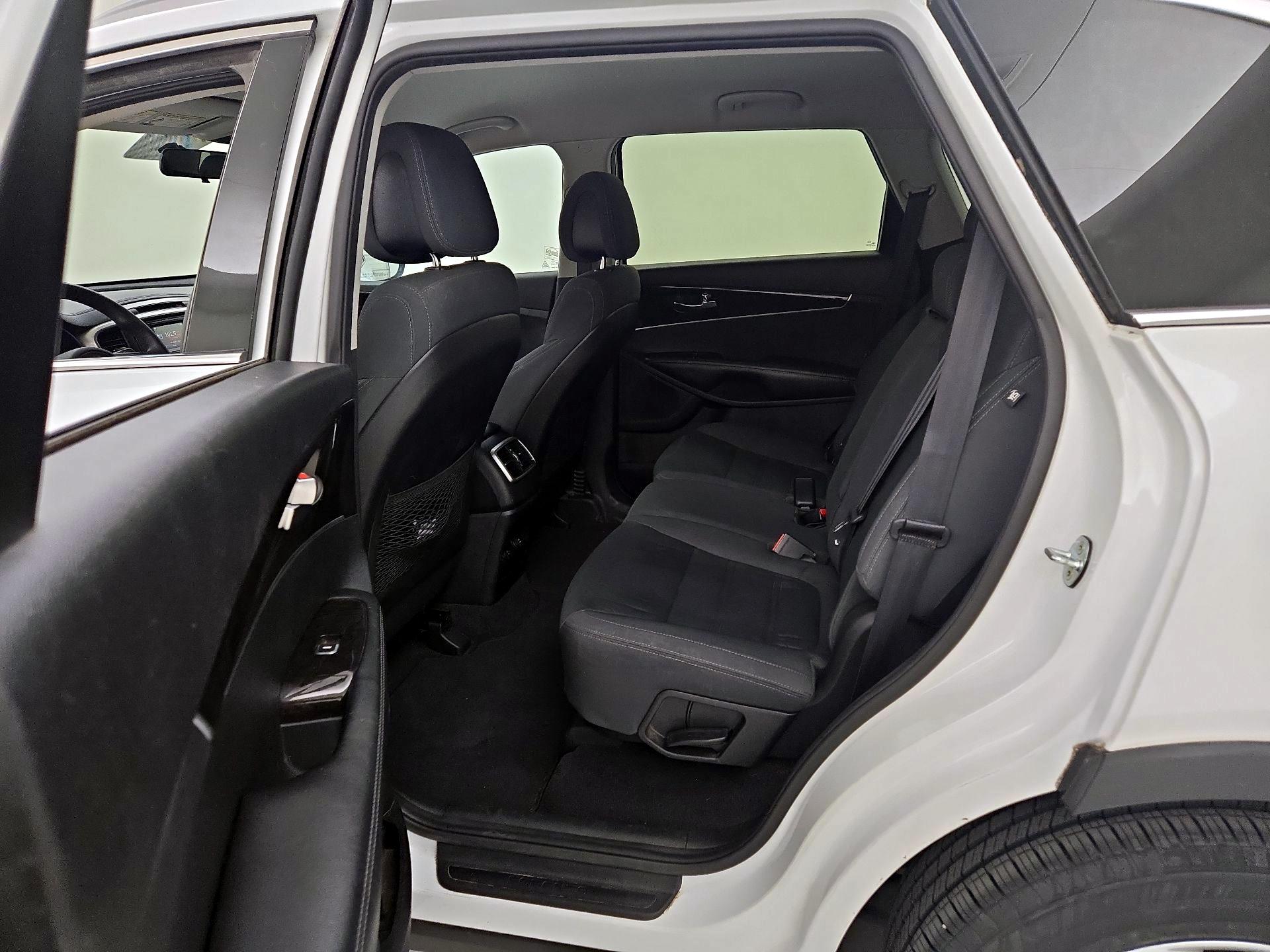 Thumbnail: 2016 Kia Sorento - 17
