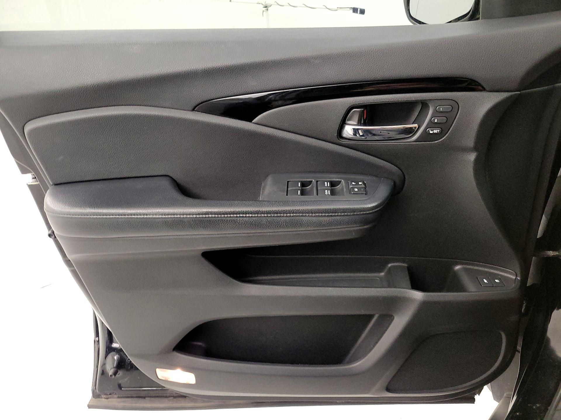 Thumbnail: 2016 Honda Pilot - 12