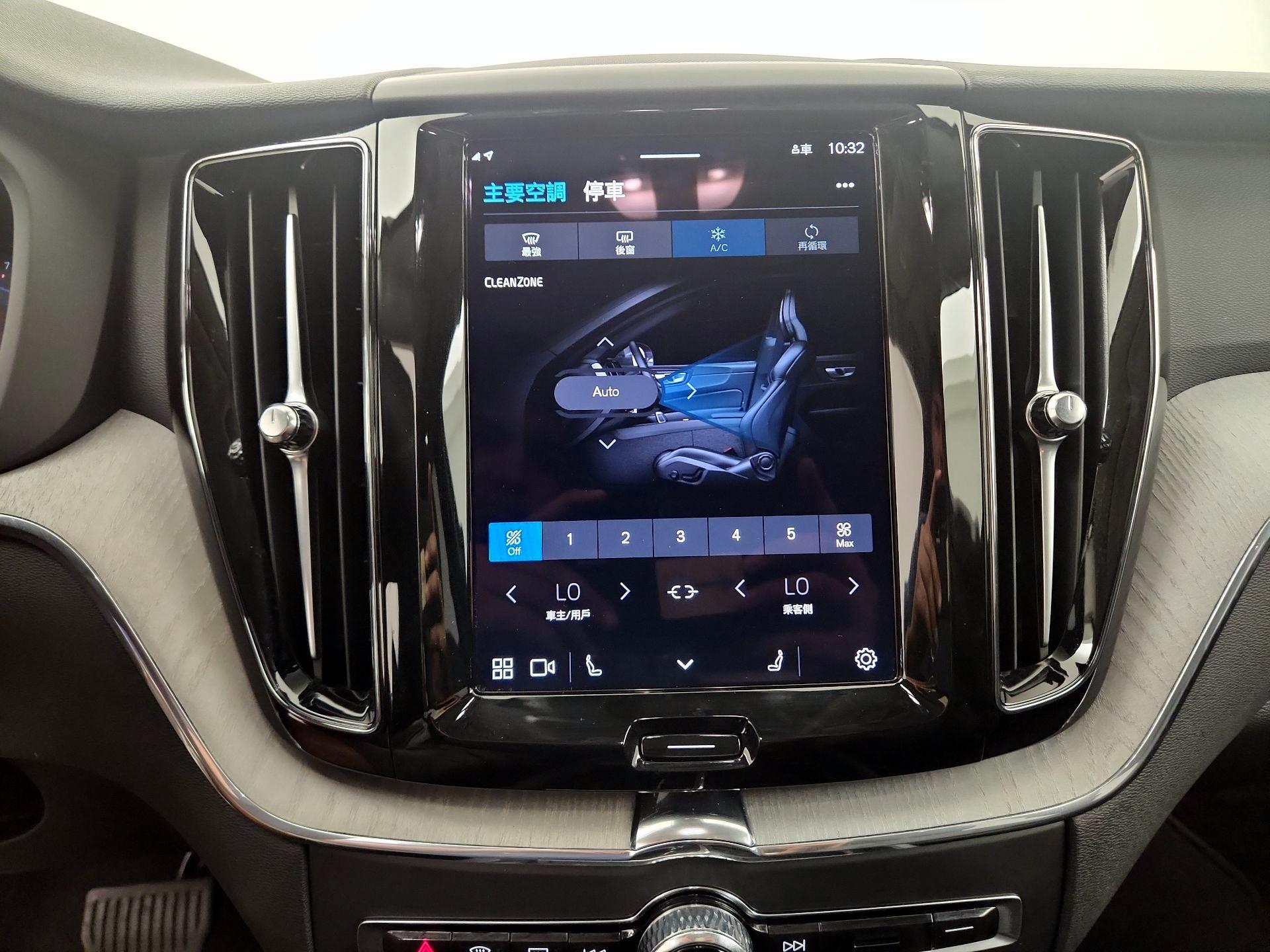 Thumbnail: 2025 Volvo XC60 - 12