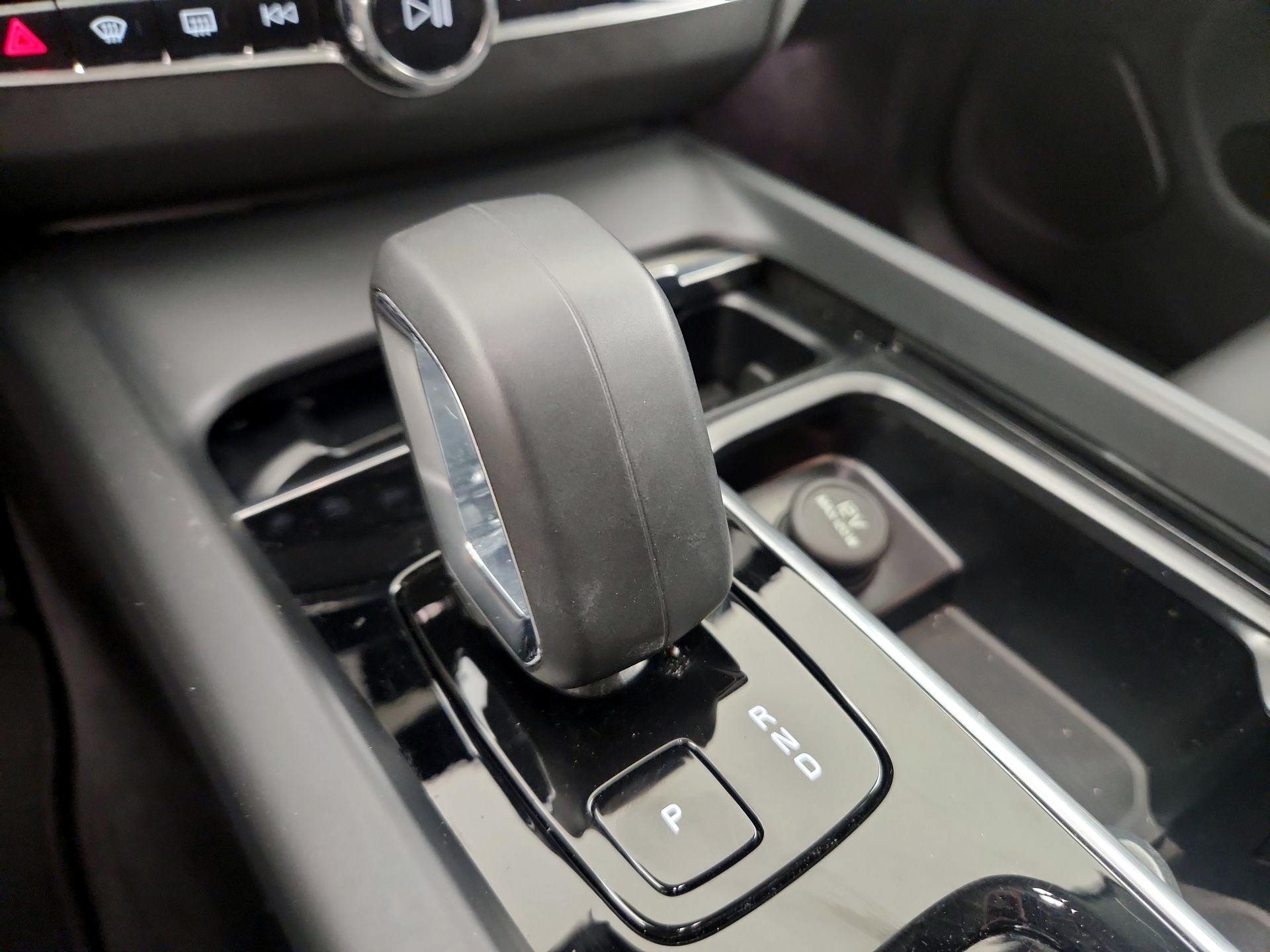 Thumbnail: 2025 Volvo XC60 - 13