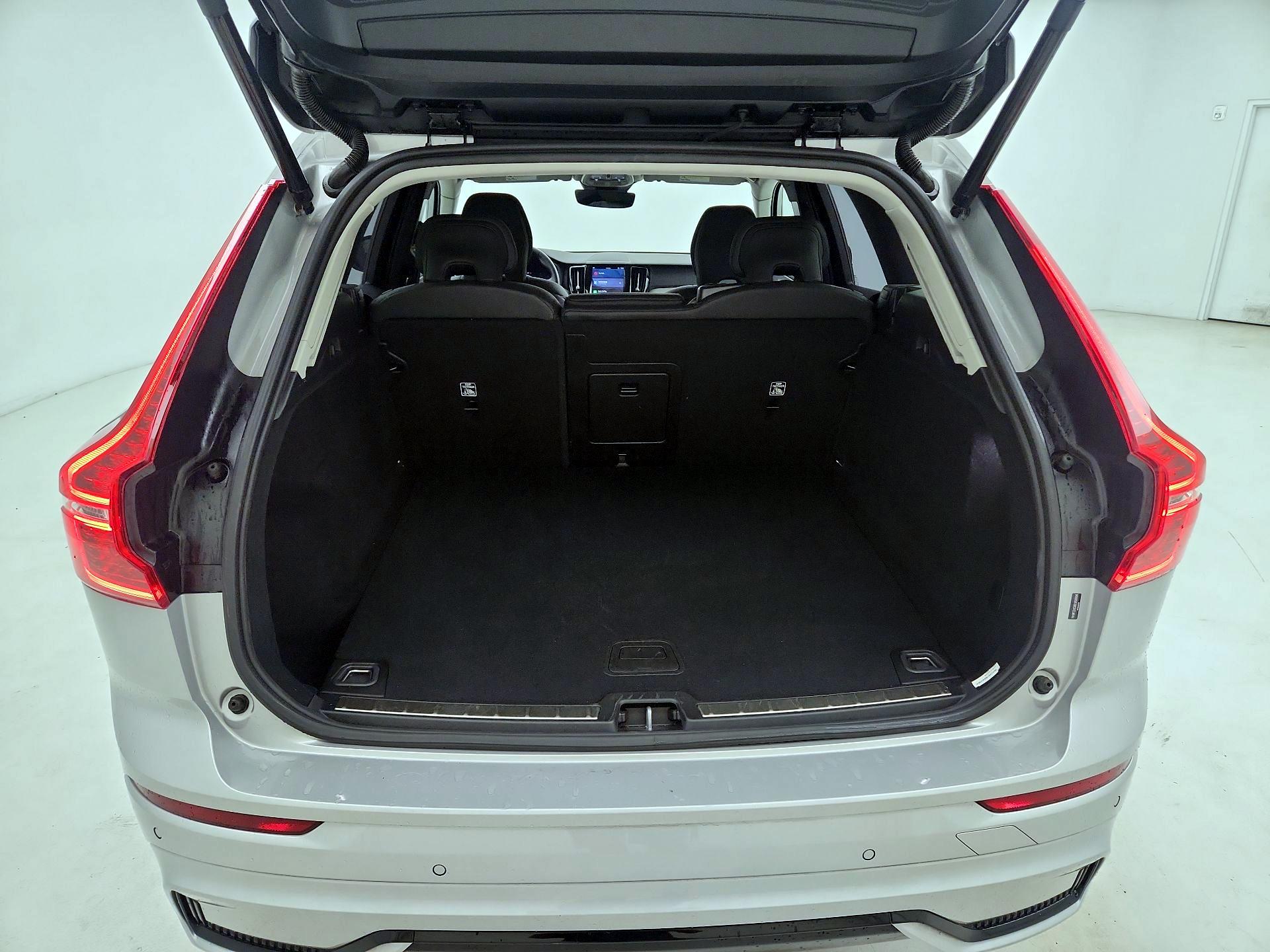 Thumbnail: 2025 Volvo XC60 - 14
