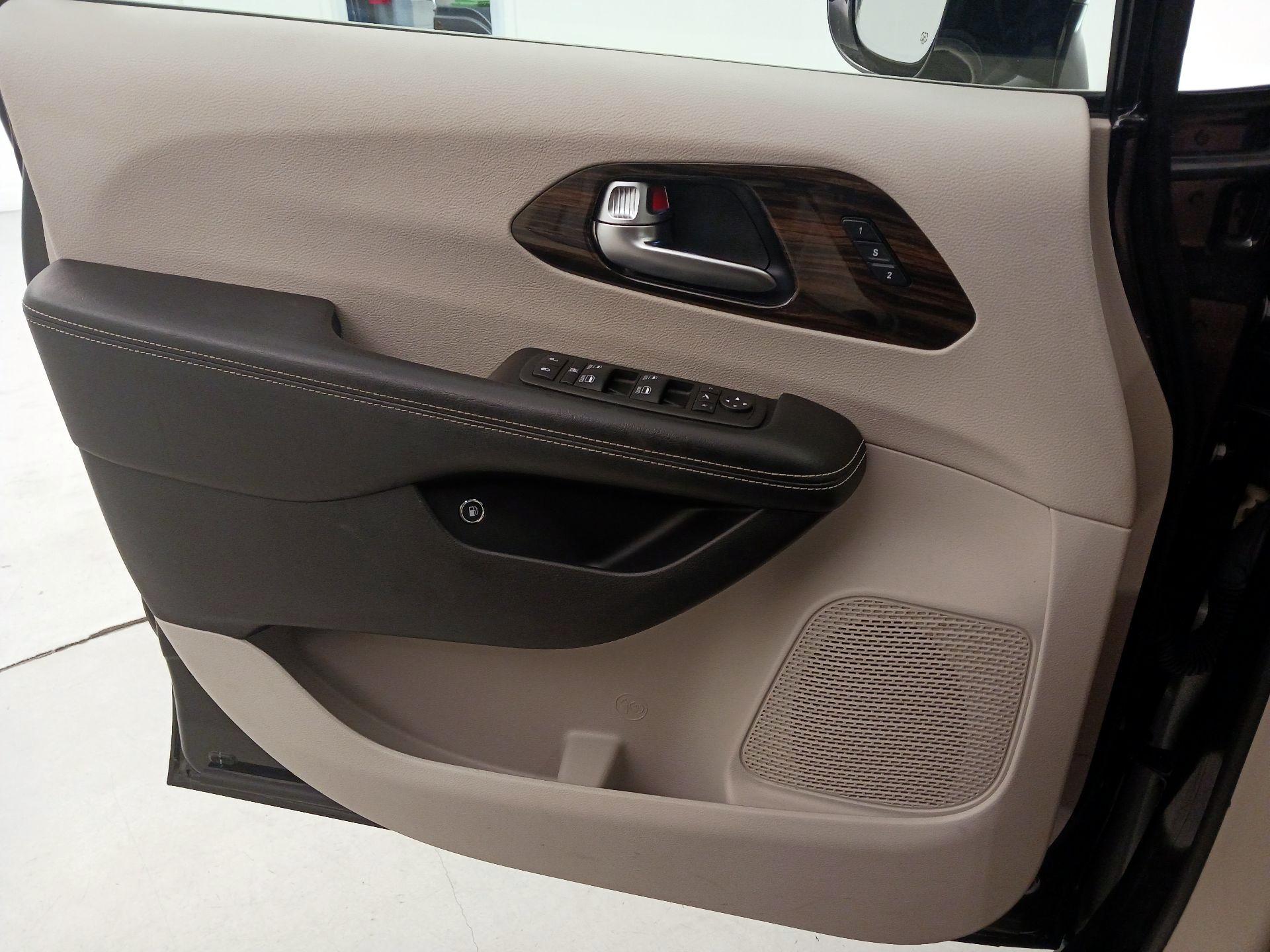 Thumbnail: 2021 Chrysler Pacifica - 12