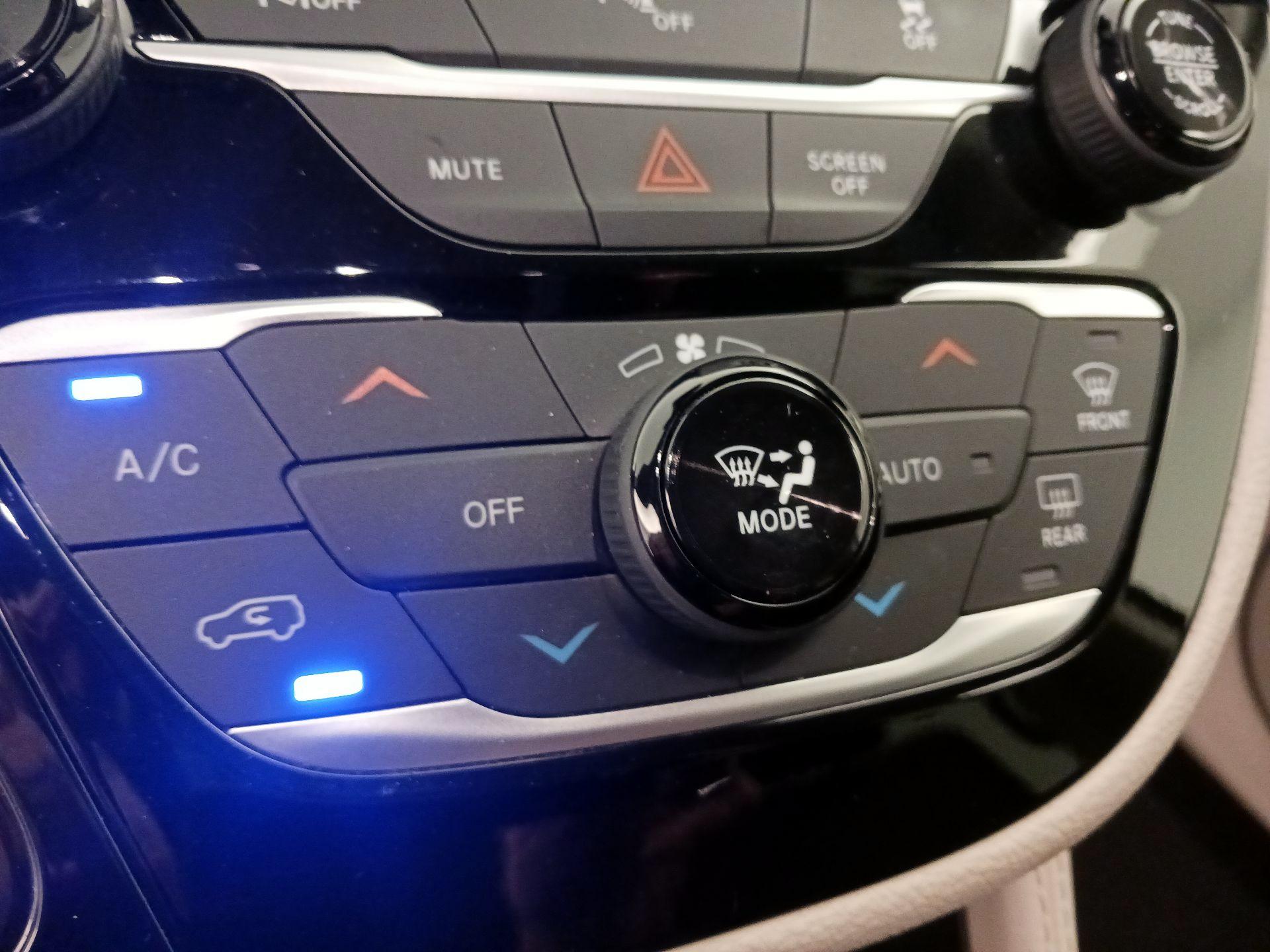 Thumbnail: 2021 Chrysler Pacifica - 17