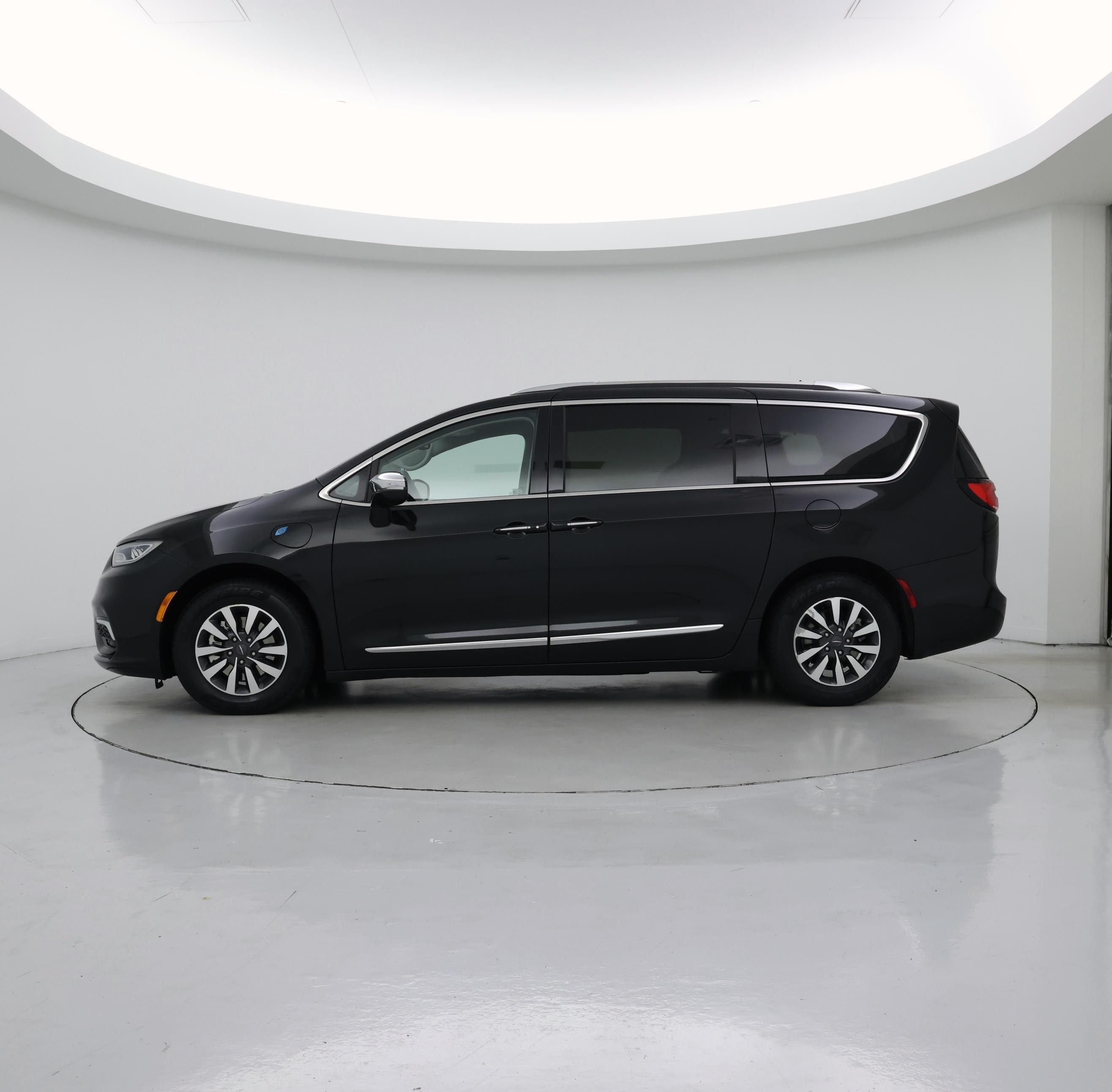 Thumbnail: 2021 Chrysler Pacifica - 3