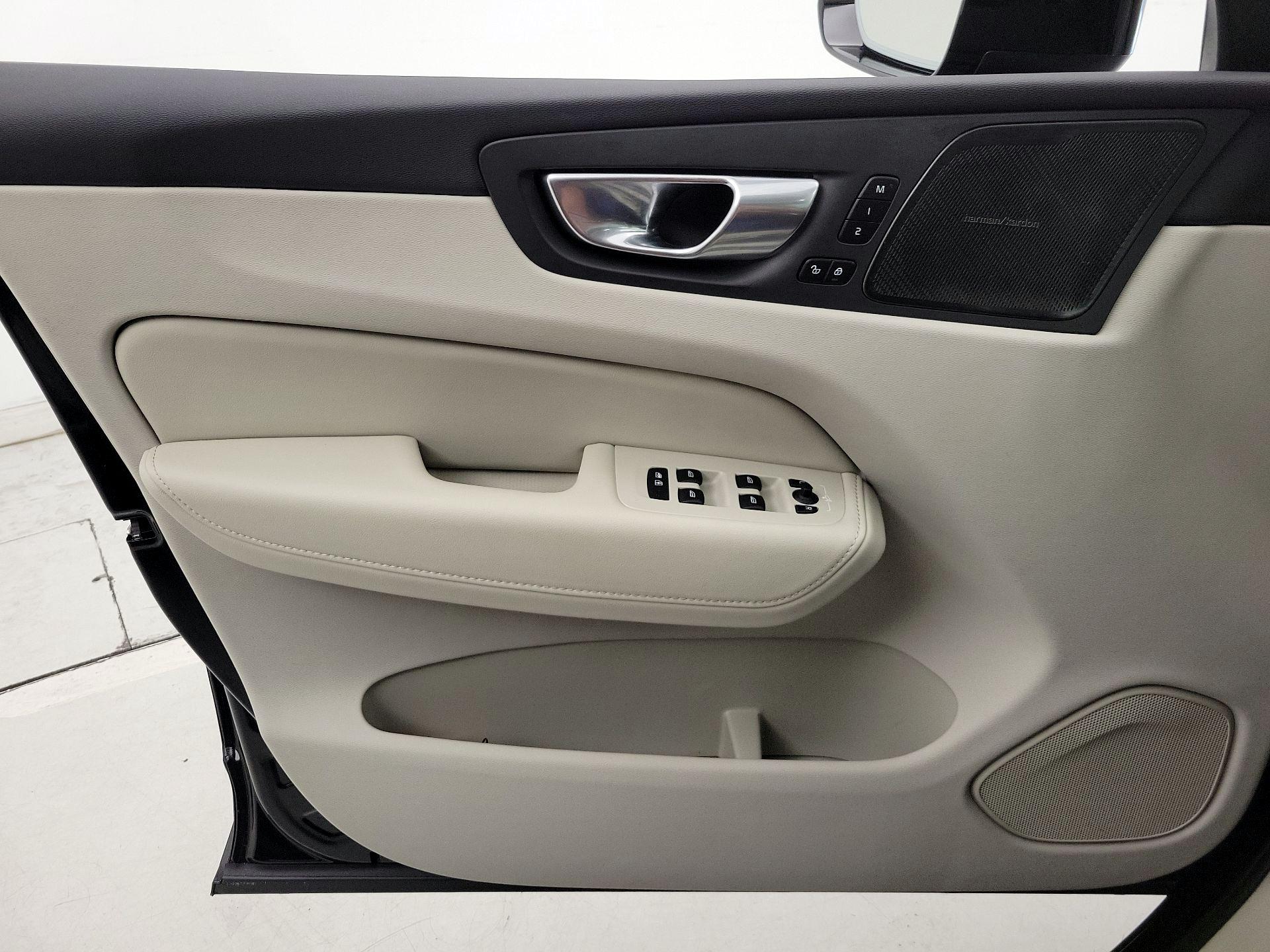Thumbnail: 2025 Volvo XC60 - 12