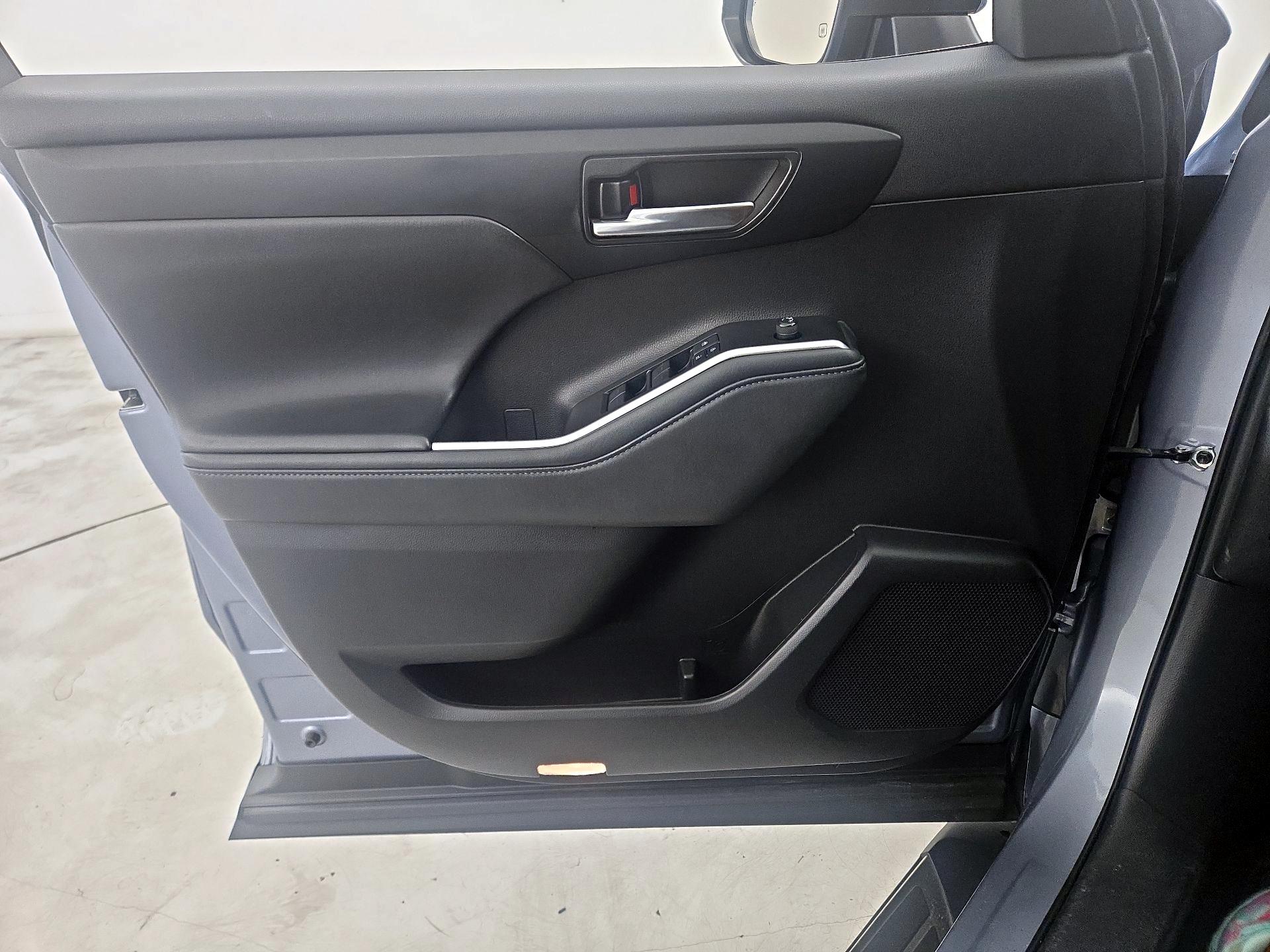 Thumbnail: 2022 Toyota Highlander - 12