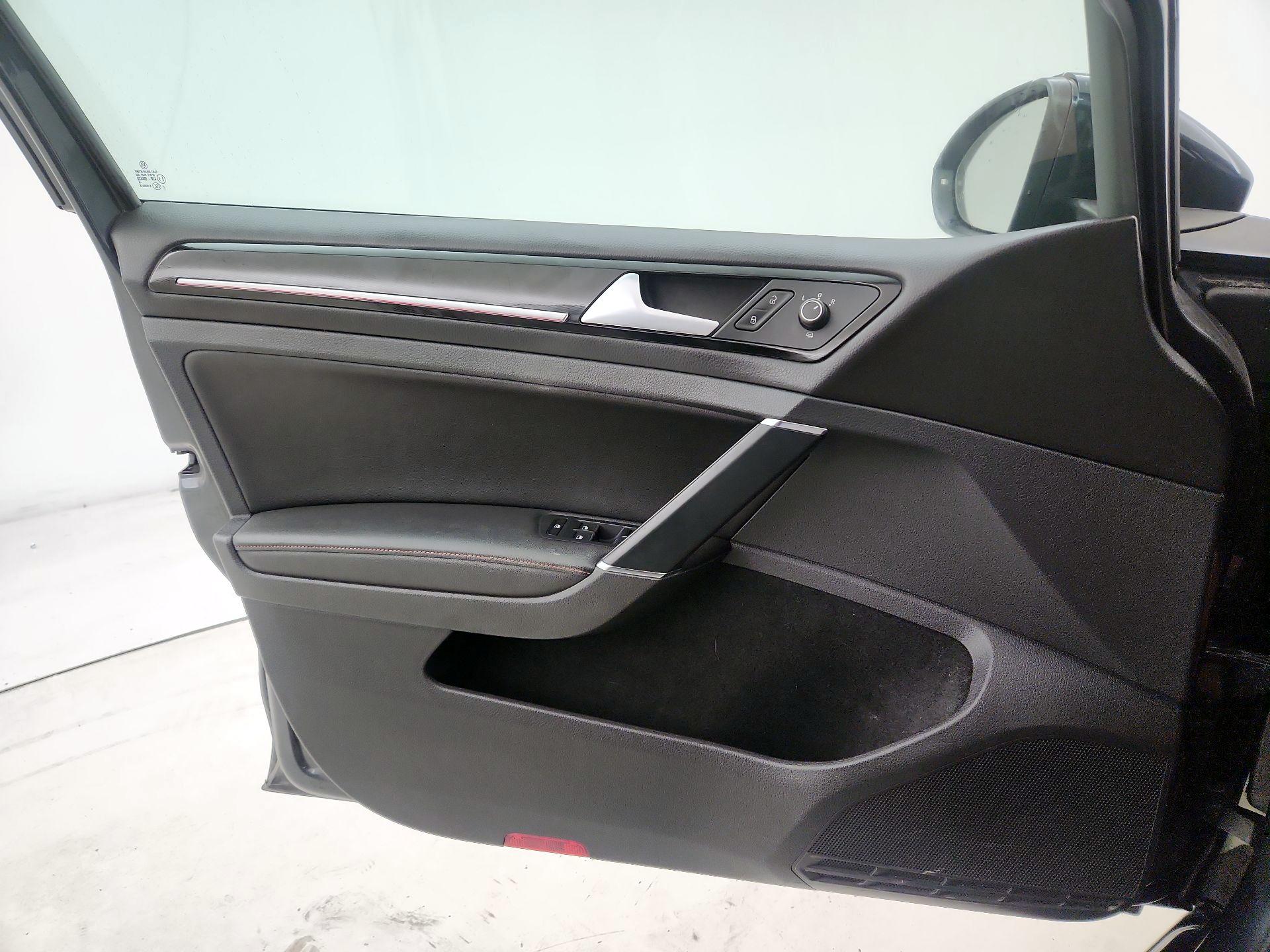 Thumbnail: 2015 Volkswagen Golf - 12