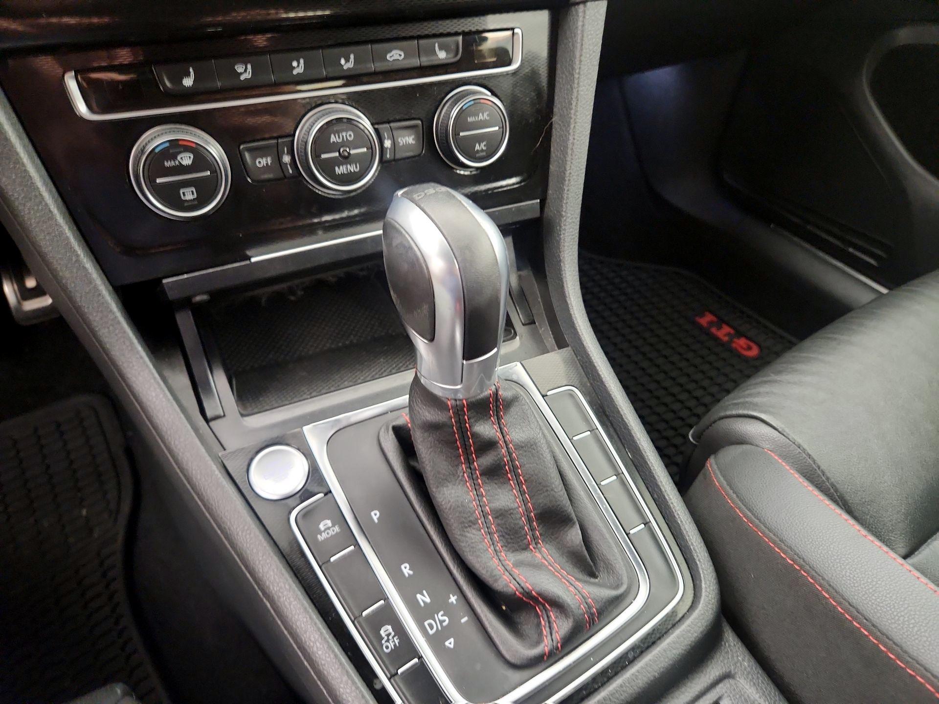 Thumbnail: 2015 Volkswagen Golf - 18